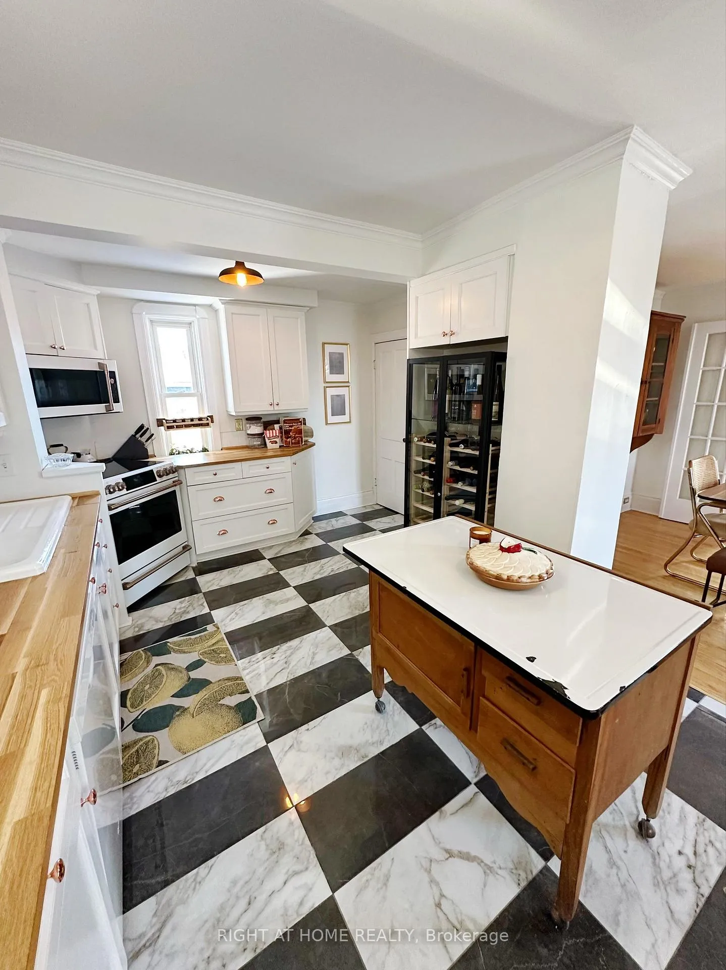 Photo 4 of 30 Grove Street E, Barrie, Wellington — HOMEH