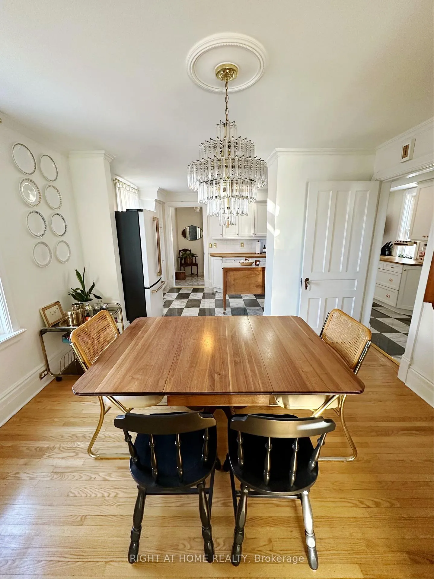 Photo 12 of 30 Grove Street E, Barrie, Wellington — HOMEH