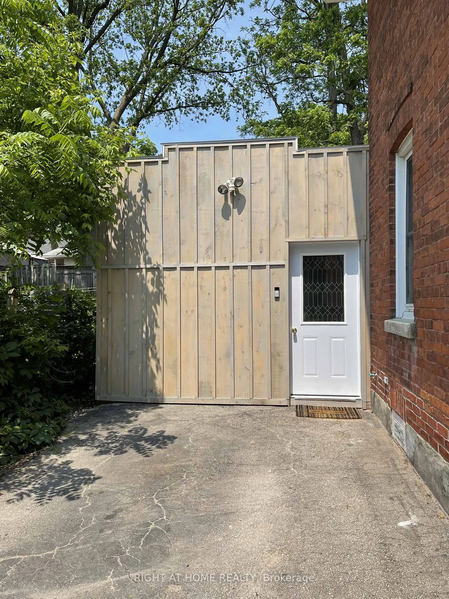 Photo 18 of 30 Grove Street E, Barrie, Wellington — HOMEH