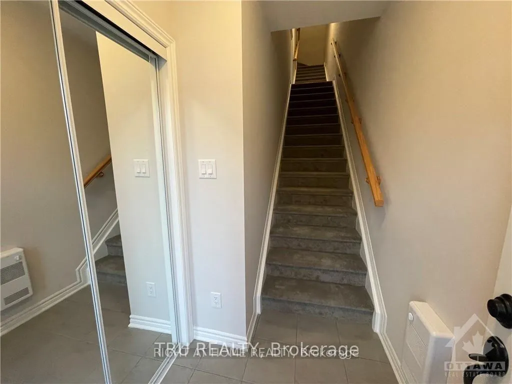 Photo 2 of 703 NAUTILUS Private, Ottawa, Kanata - Emerald Meadows/Trailwest — HOMEH