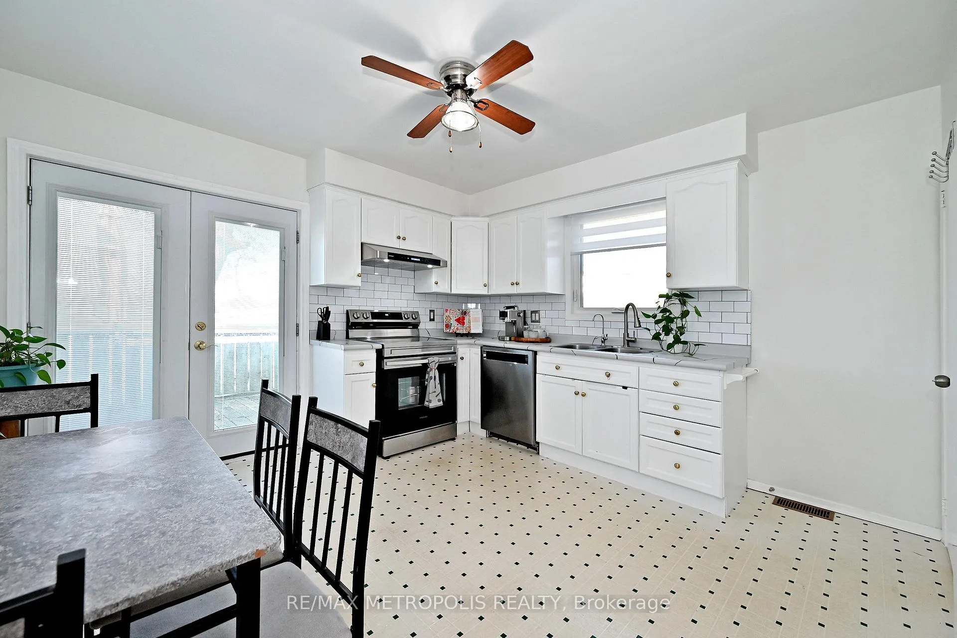 Photo 9 of 811 Dolph Street N, Cambridge — HOMEH