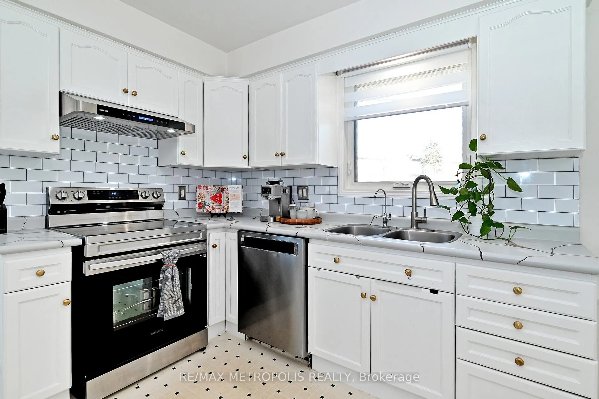 Photo 10 of 811 Dolph Street N, Cambridge — HOMEH