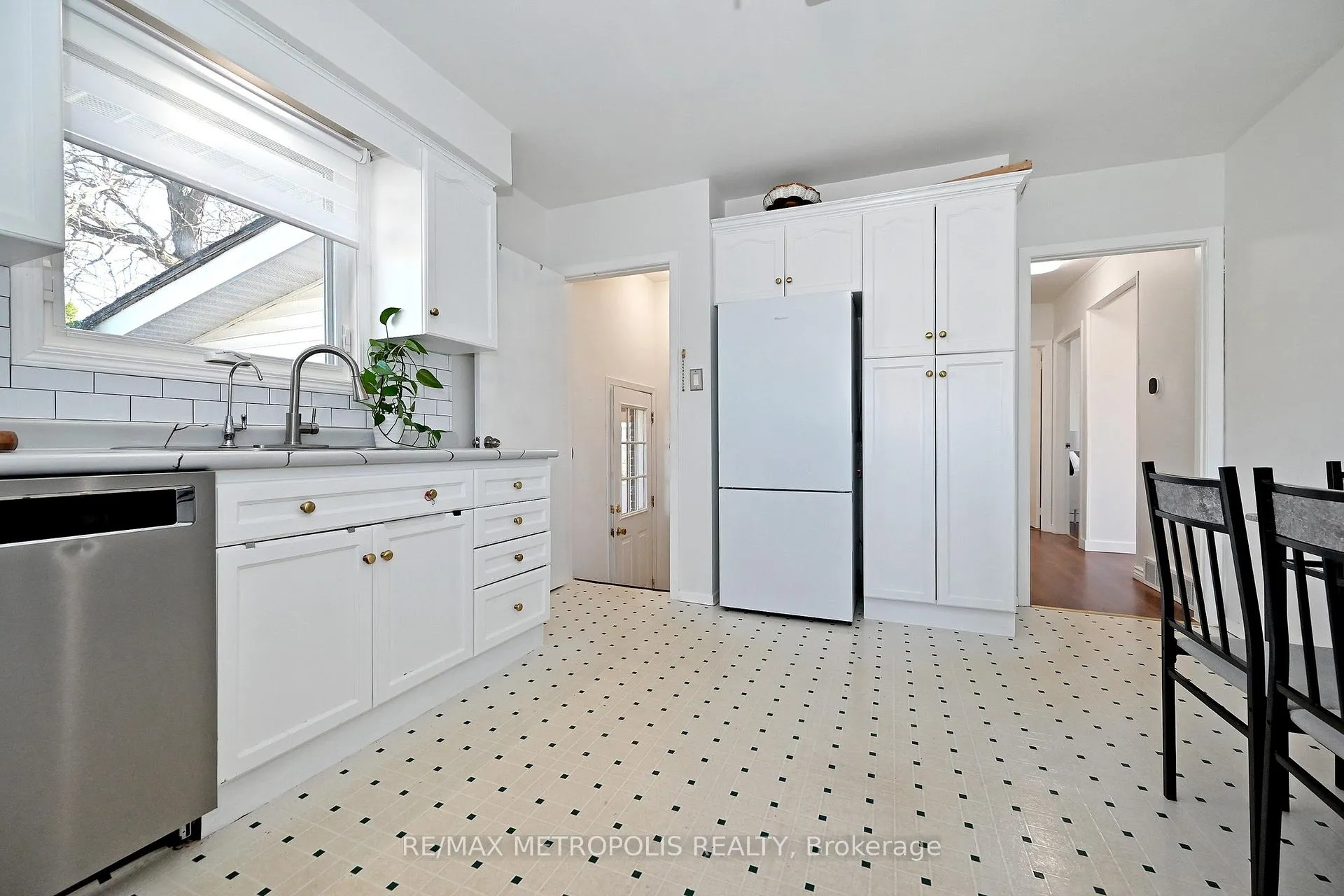 Photo 11 of 811 Dolph Street N, Cambridge — HOMEH