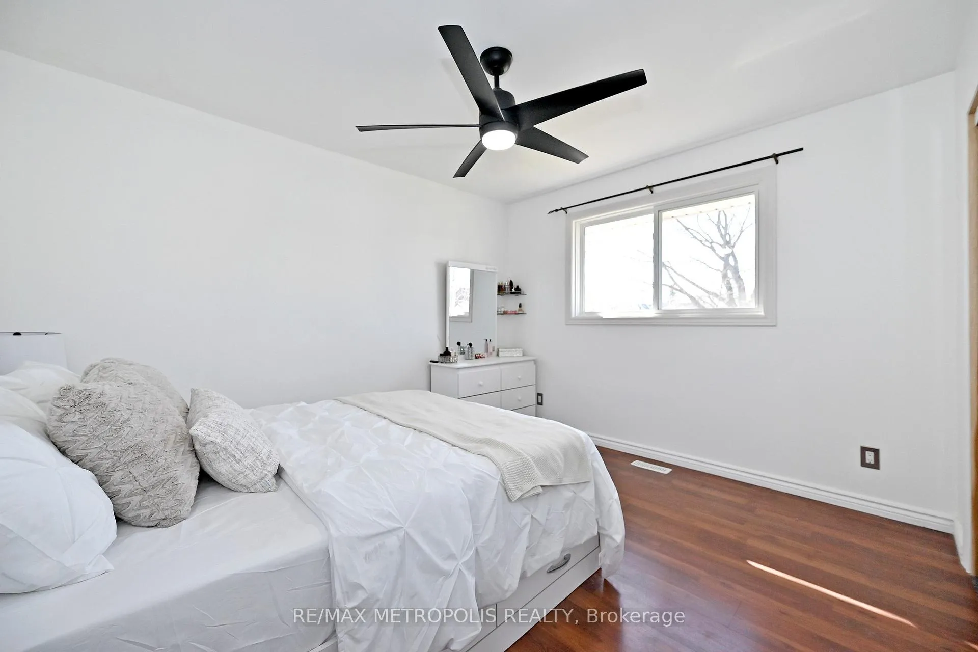 Photo 16 of 811 Dolph Street N, Cambridge — HOMEH