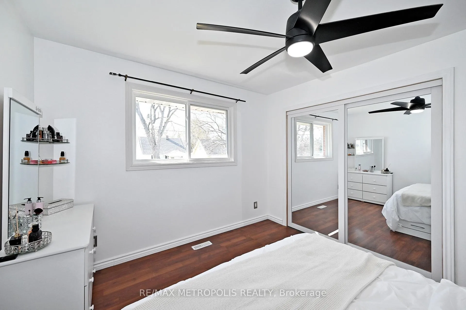 Photo 17 of 811 Dolph Street N, Cambridge — HOMEH