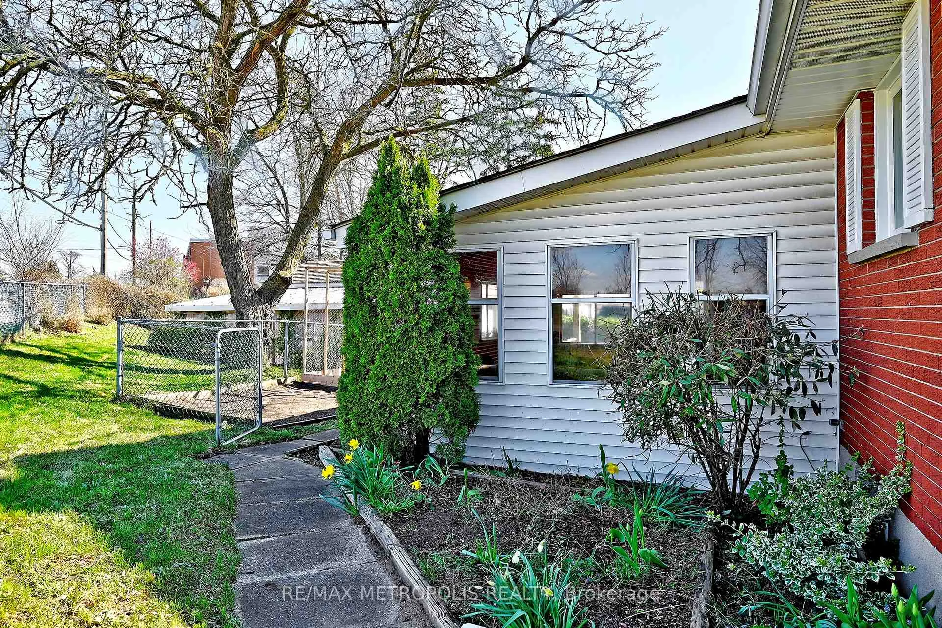 Photo 37 of 811 Dolph Street N, Cambridge — HOMEH