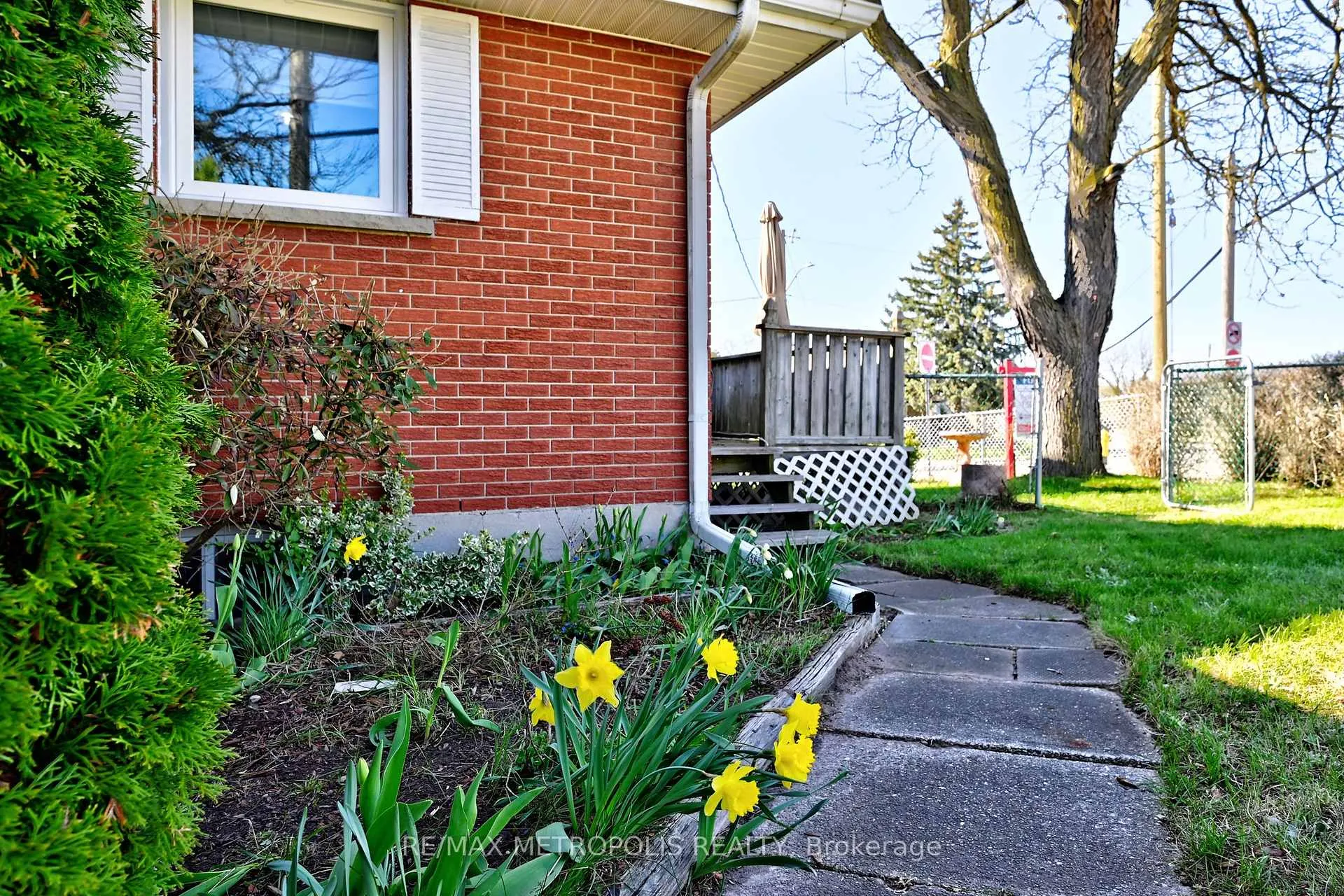 Photo 38 of 811 Dolph Street N, Cambridge — HOMEH