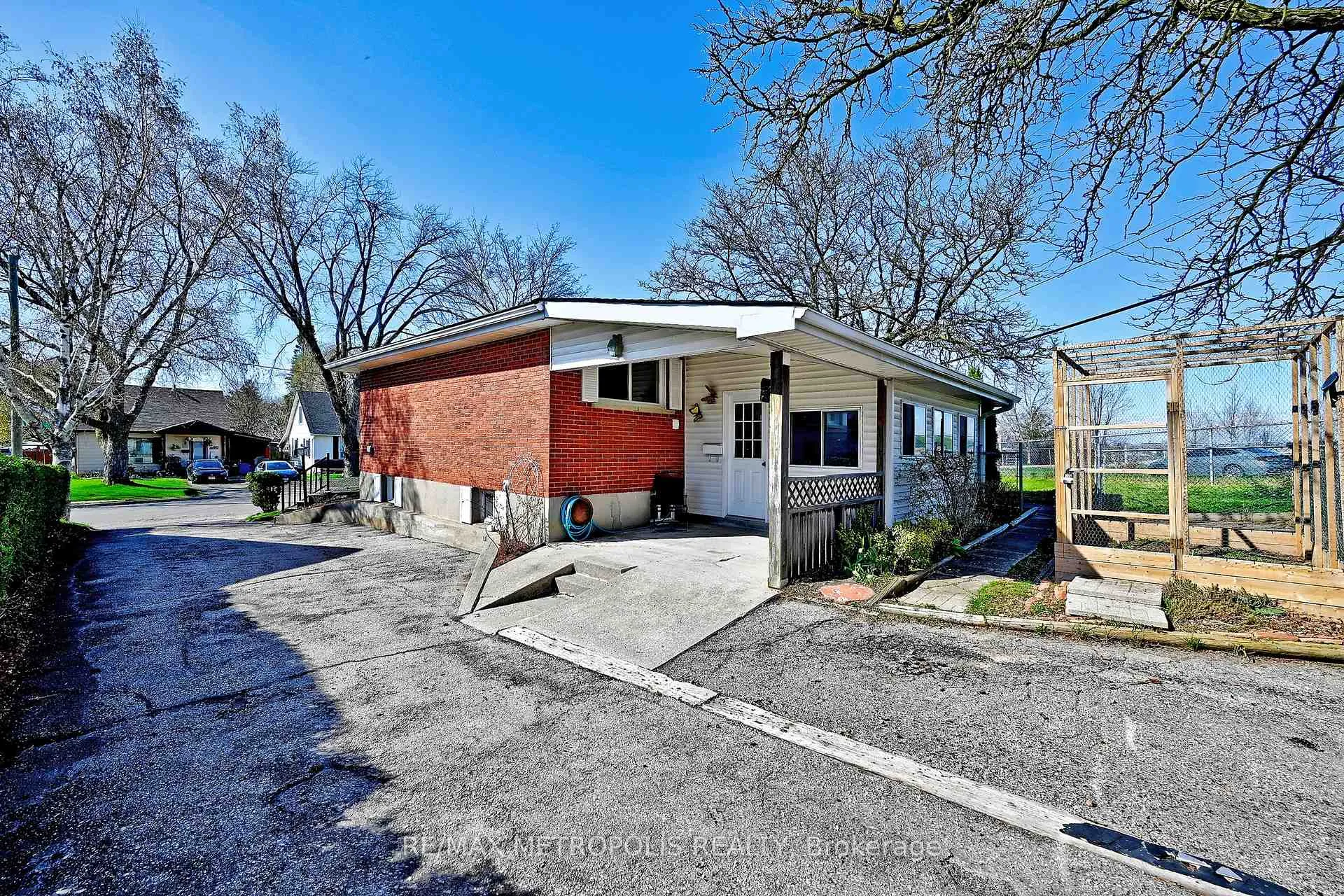 Photo 46 of 811 Dolph Street N, Cambridge — HOMEH