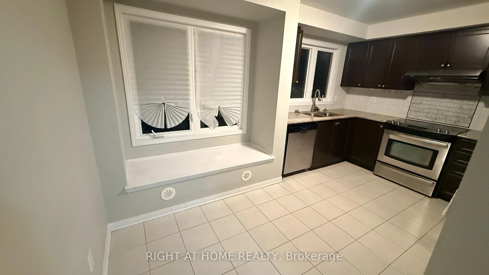 Photo 9 of 20 Ferguson Street, Scarborough, Clairlea-Birchmount — HOMEH