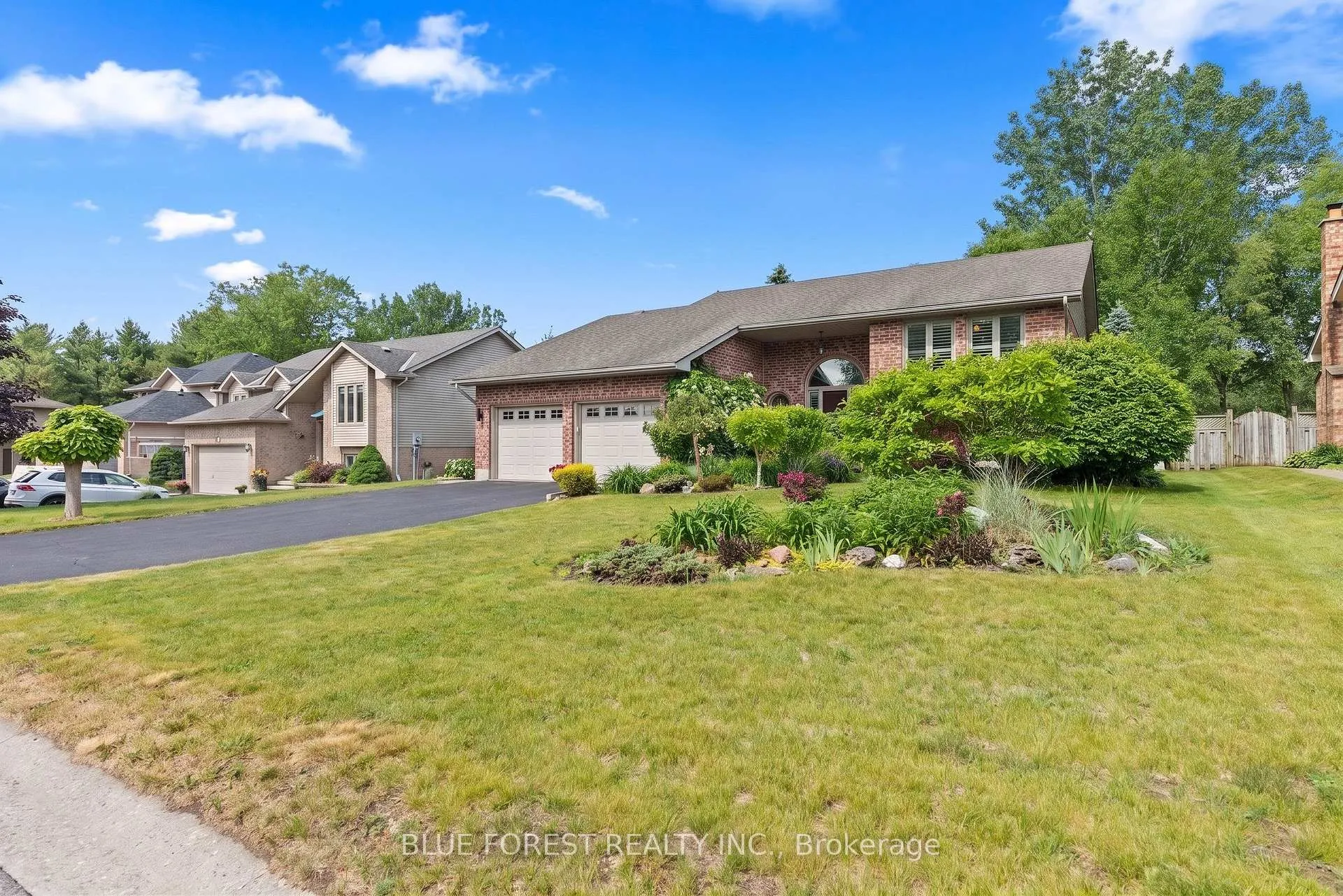Photo 3 of 29 Village Gate Crescent, Thames Centre, Dorchester — HOMEH
