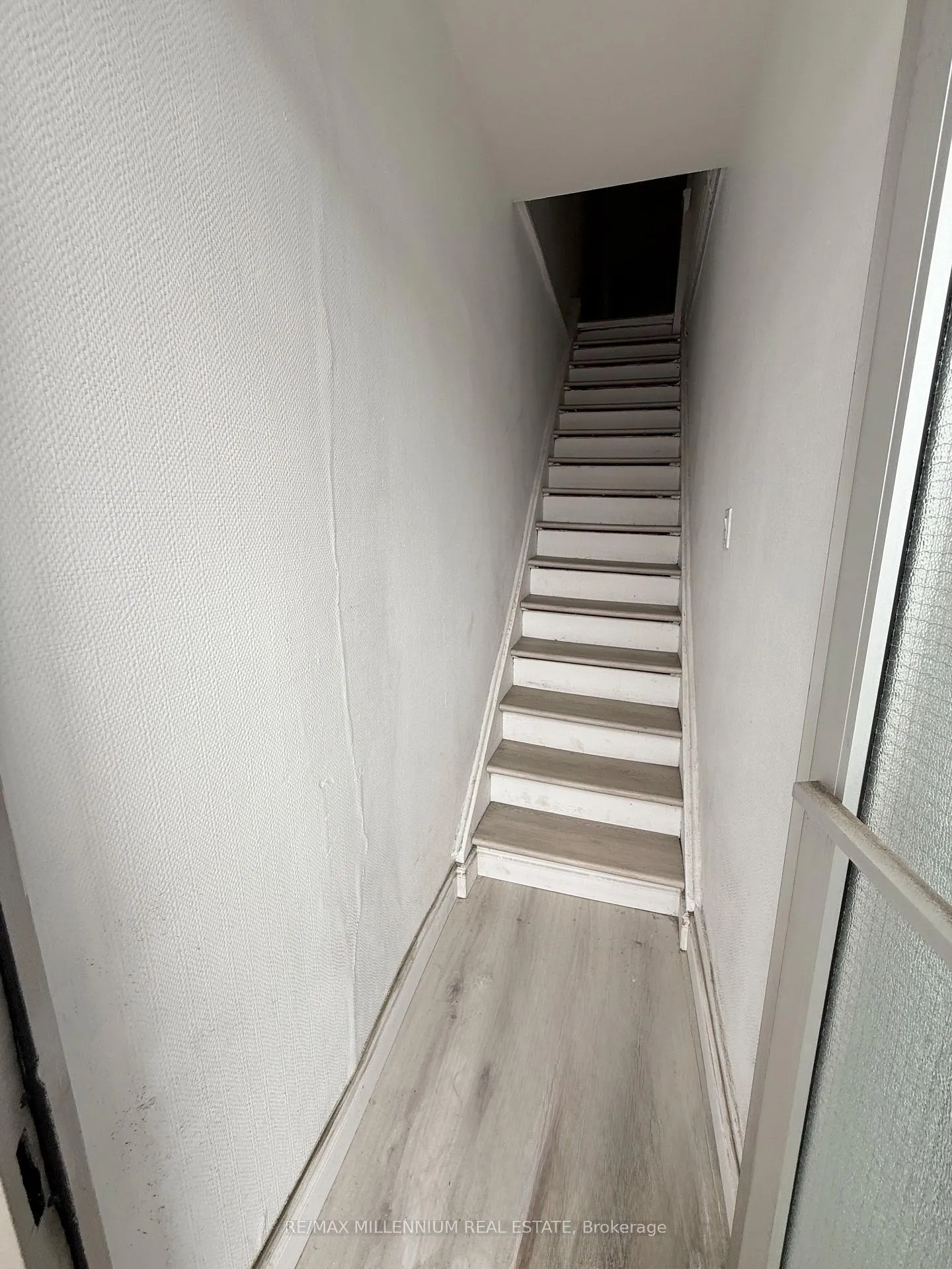 Photo 5 of Unit Upper Level, 520 Rogers Road, Toronto, Keelesdale-Eglinton West — HOMEH