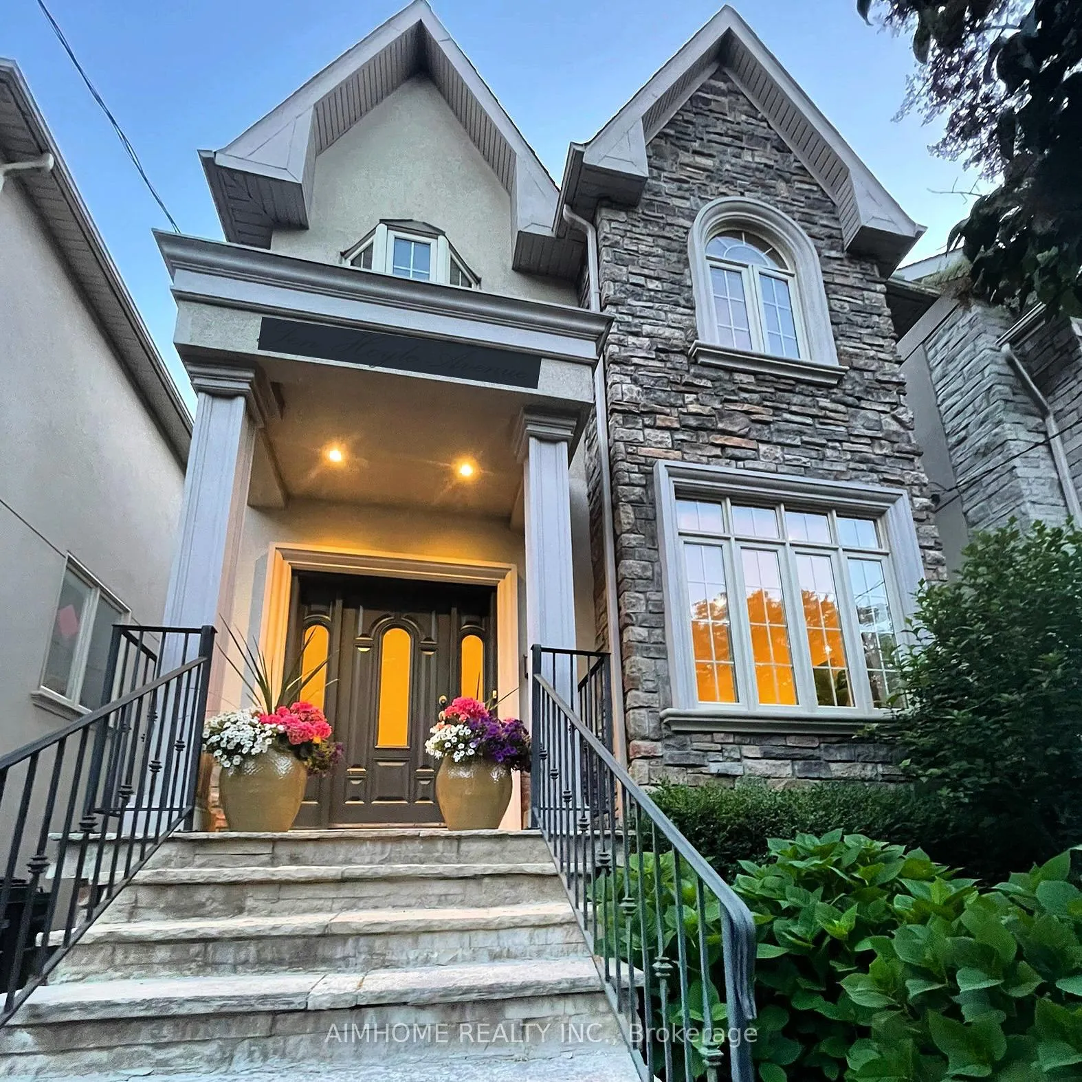 Photo 2 of 10 Hoyle Avenue, Toronto, Mount Pleasant East — HOMEH