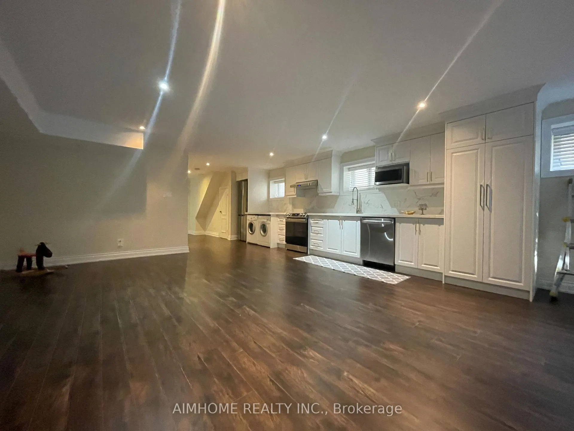 Photo 5 of 10 Hoyle Avenue, Toronto, Mount Pleasant East — HOMEH