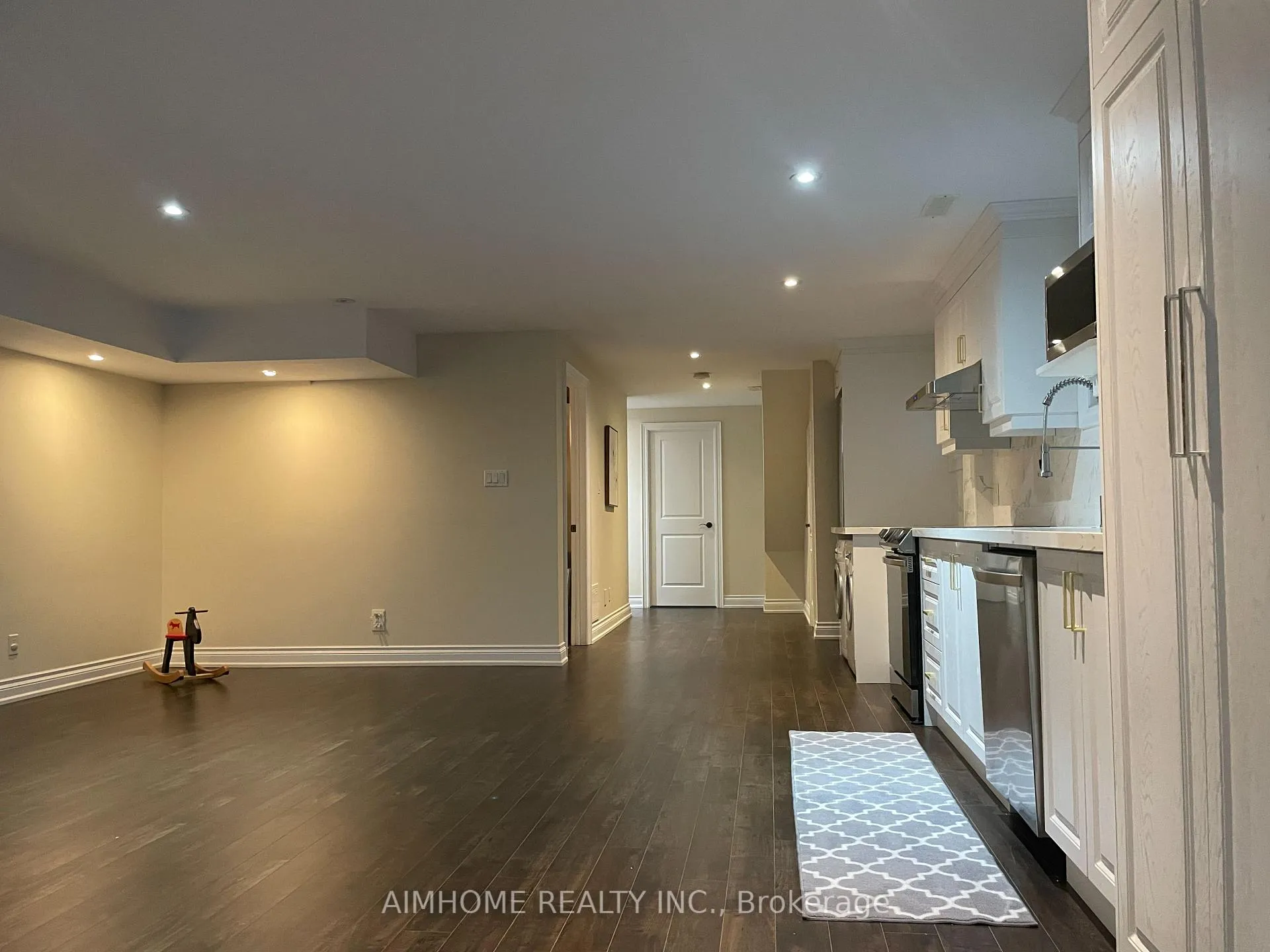Photo 6 of 10 Hoyle Avenue, Toronto, Mount Pleasant East — HOMEH