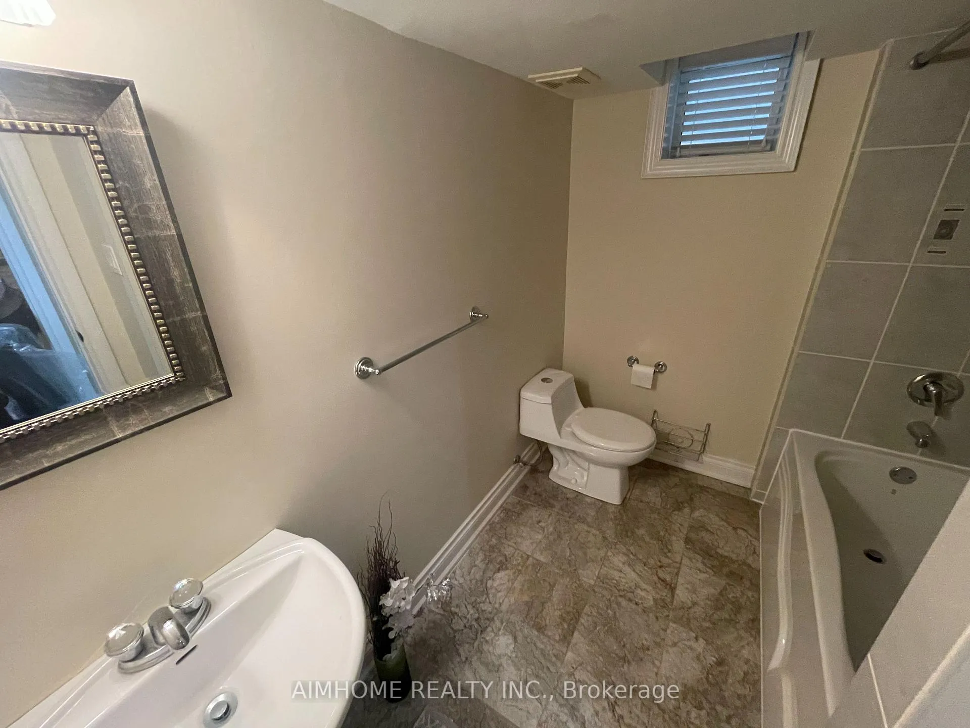 Photo 8 of 10 Hoyle Avenue, Toronto, Mount Pleasant East — HOMEH