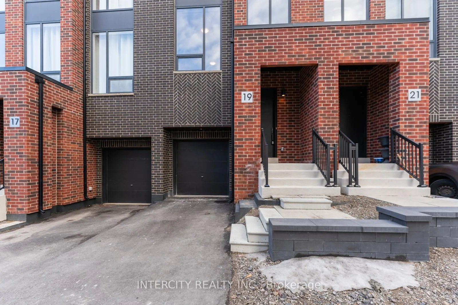 Photo 2 of 19 Desiree Place, Caledon, Bolton West — HOMEH