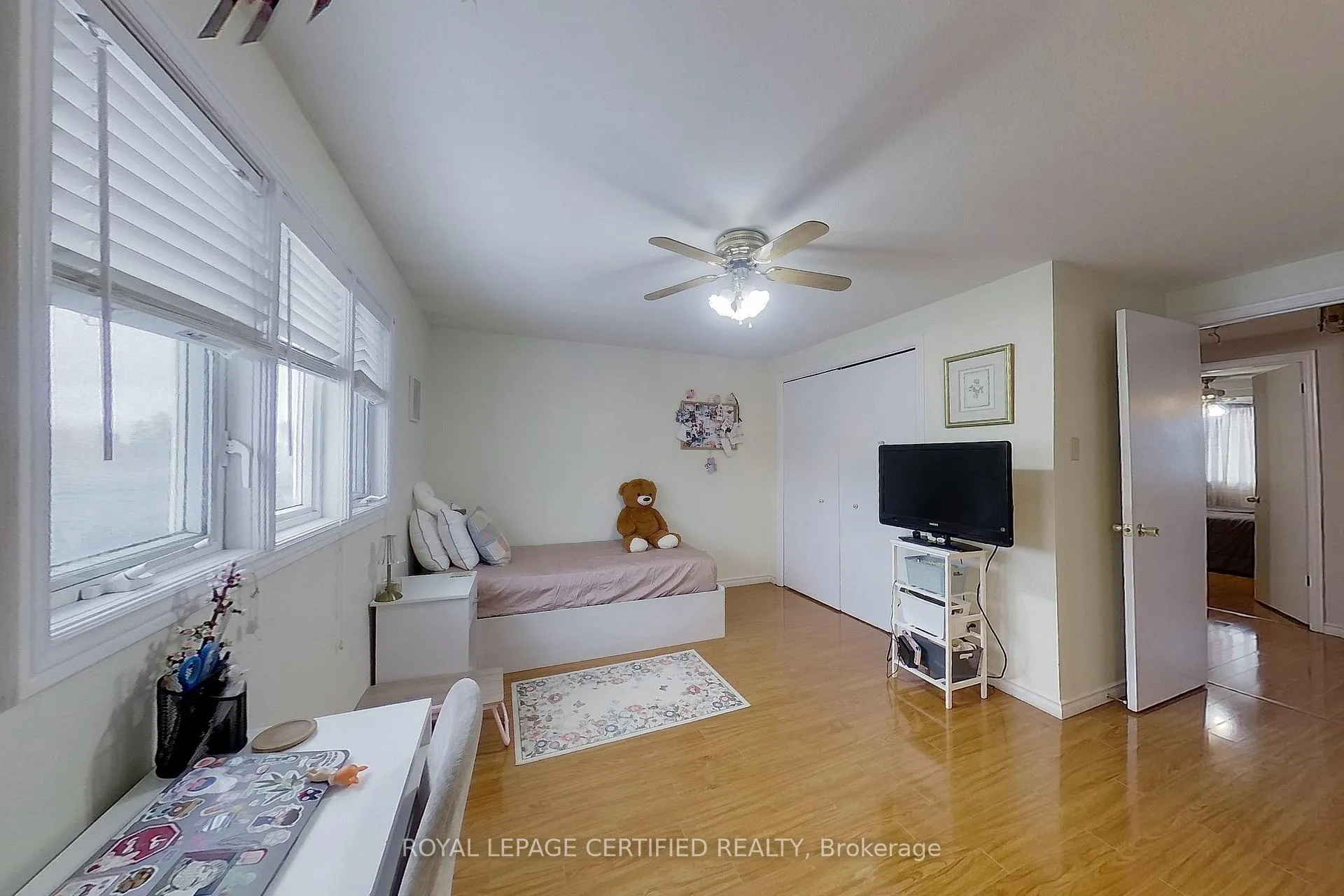 Photo 18 of 233 Benesfort Crescent, Kitchener, Victoria Hills — HOMEH