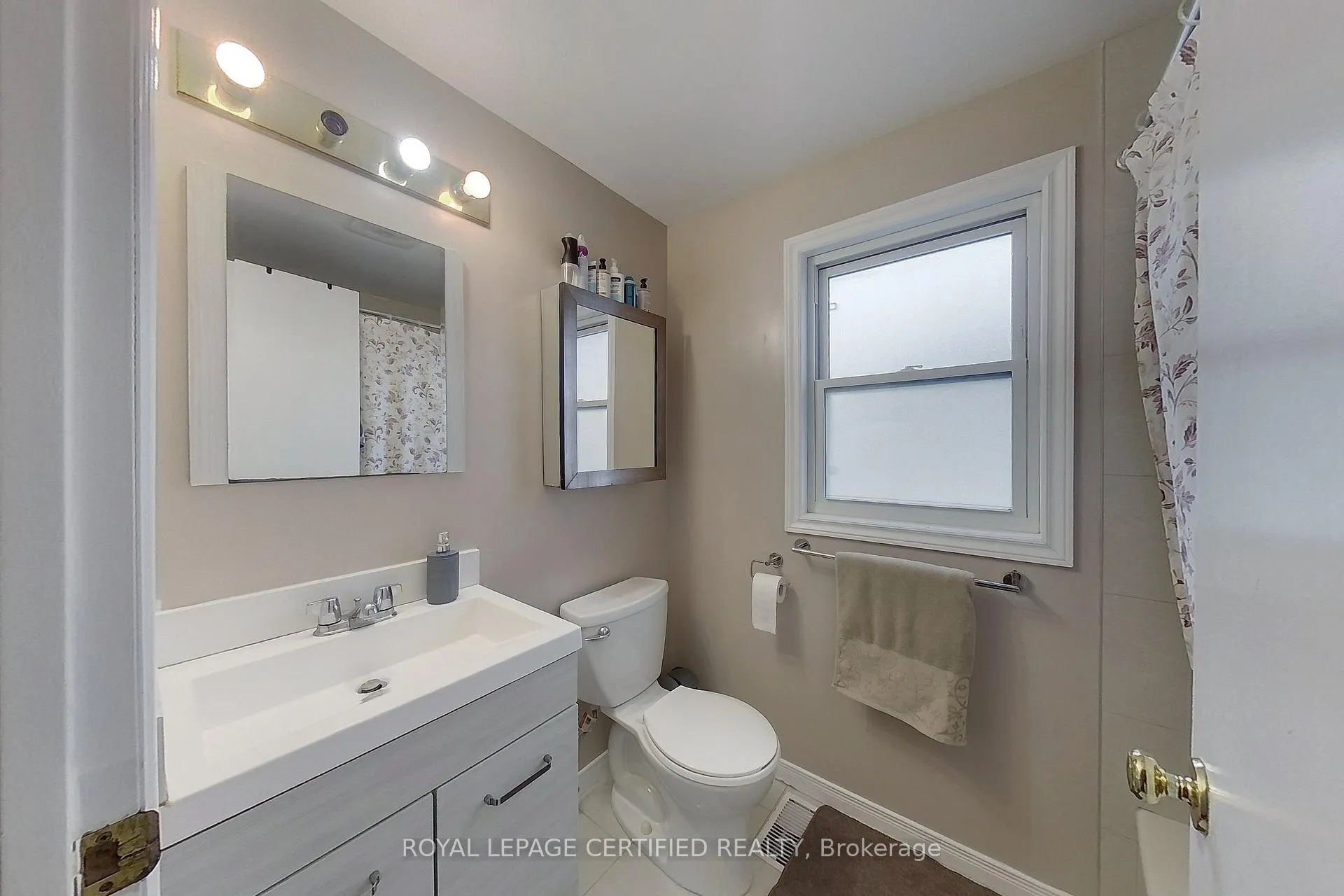 Photo 22 of 233 Benesfort Crescent, Kitchener, Victoria Hills — HOMEH