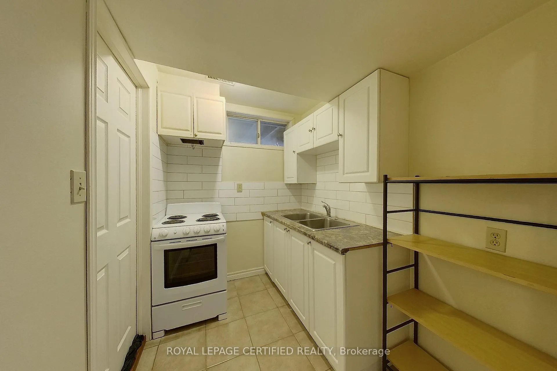 Photo 30 of 233 Benesfort Crescent, Kitchener, Victoria Hills — HOMEH