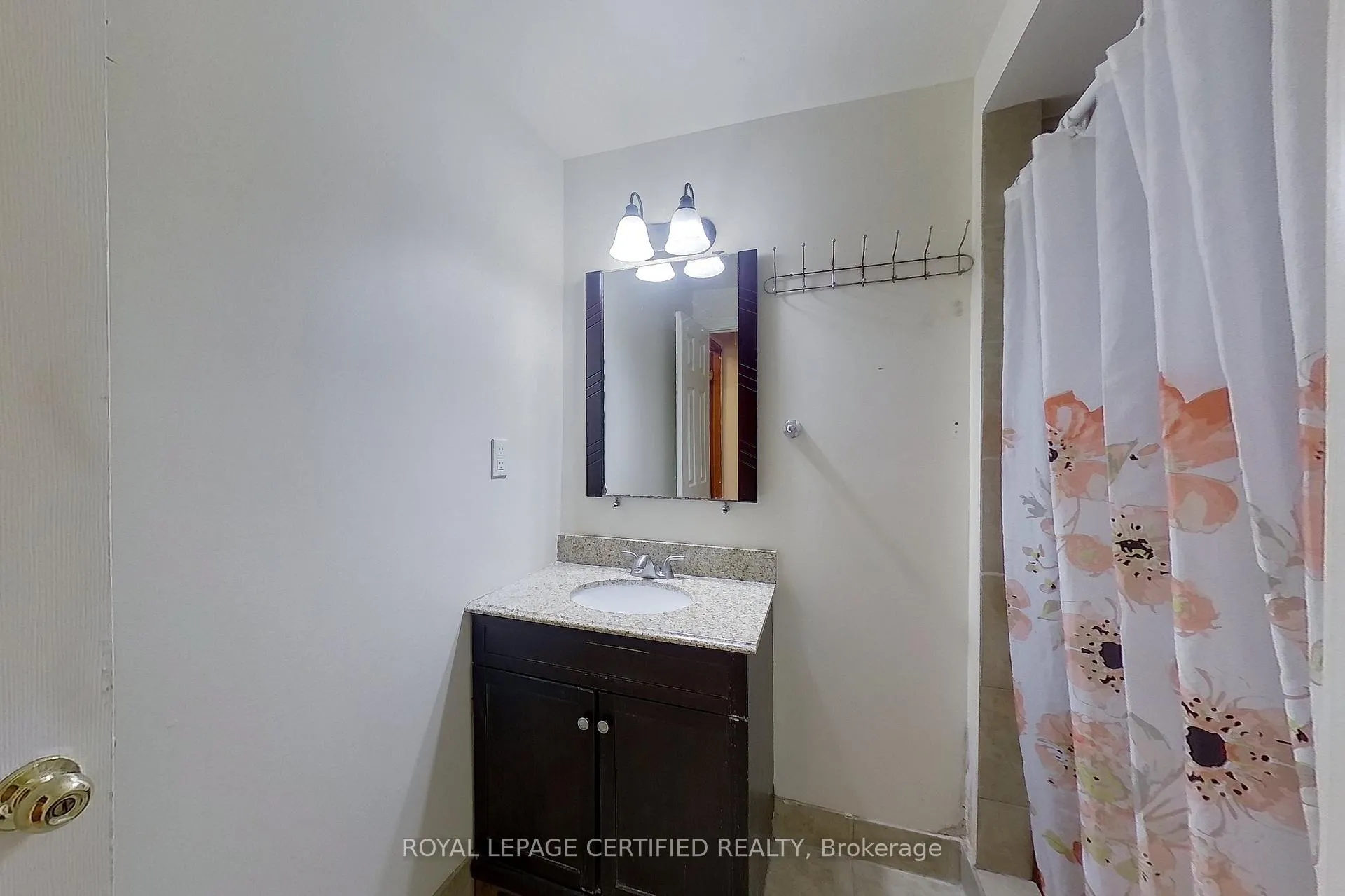 Photo 42 of 233 Benesfort Crescent, Kitchener, Victoria Hills — HOMEH