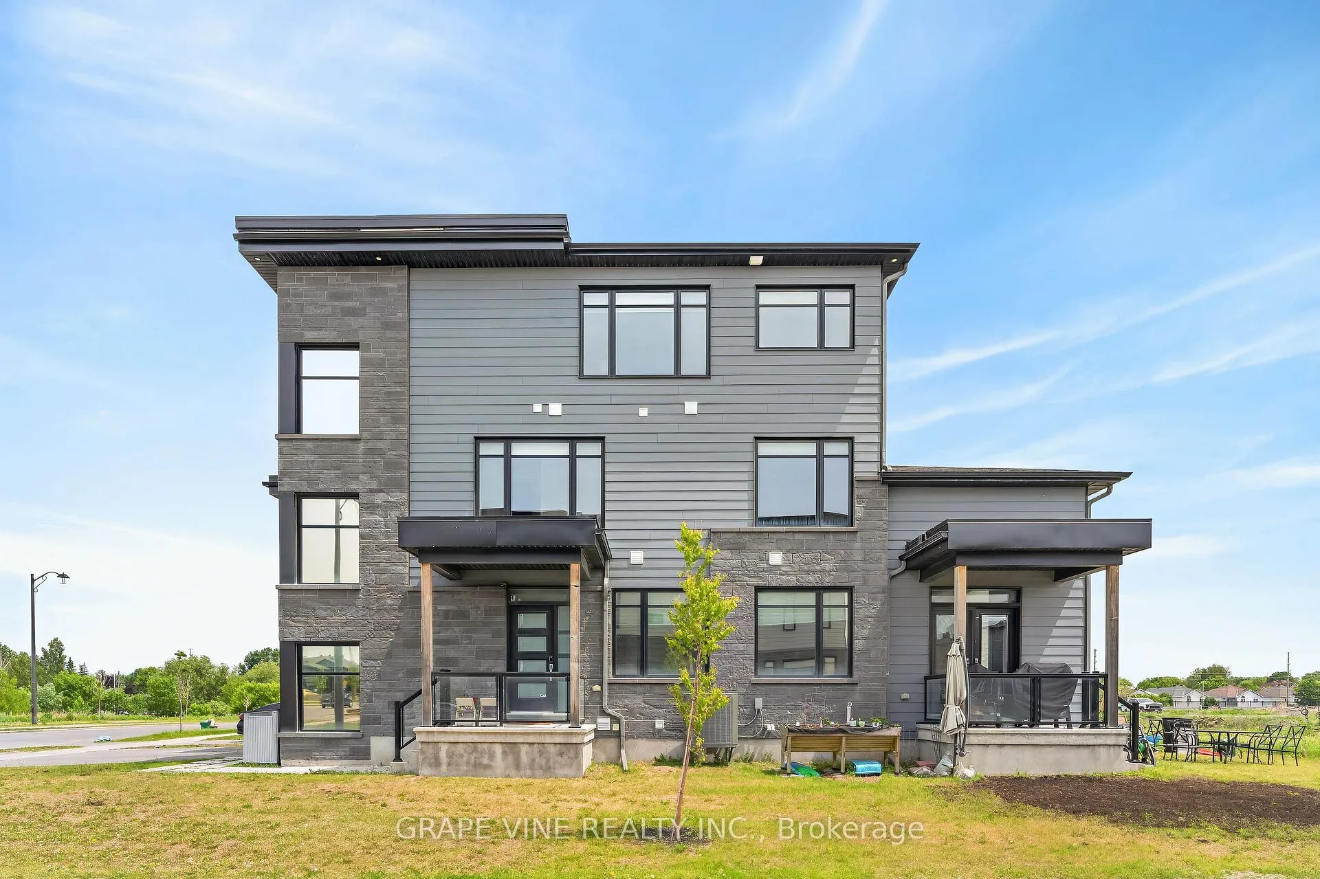 Photo 3 of 4802 Abbott Street E, Ottawa, Kanata - Emerald Meadows/Trailwest — HOMEH