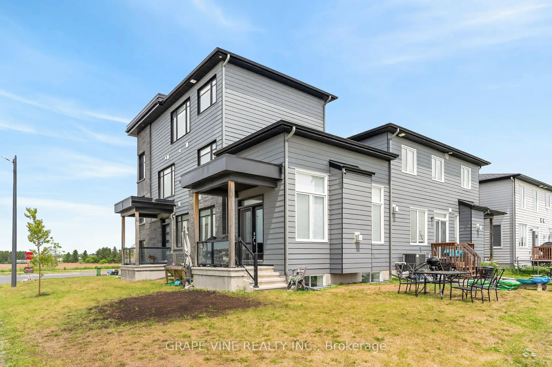 Photo 4 of 4802 Abbott Street E, Ottawa, Kanata - Emerald Meadows/Trailwest — HOMEH