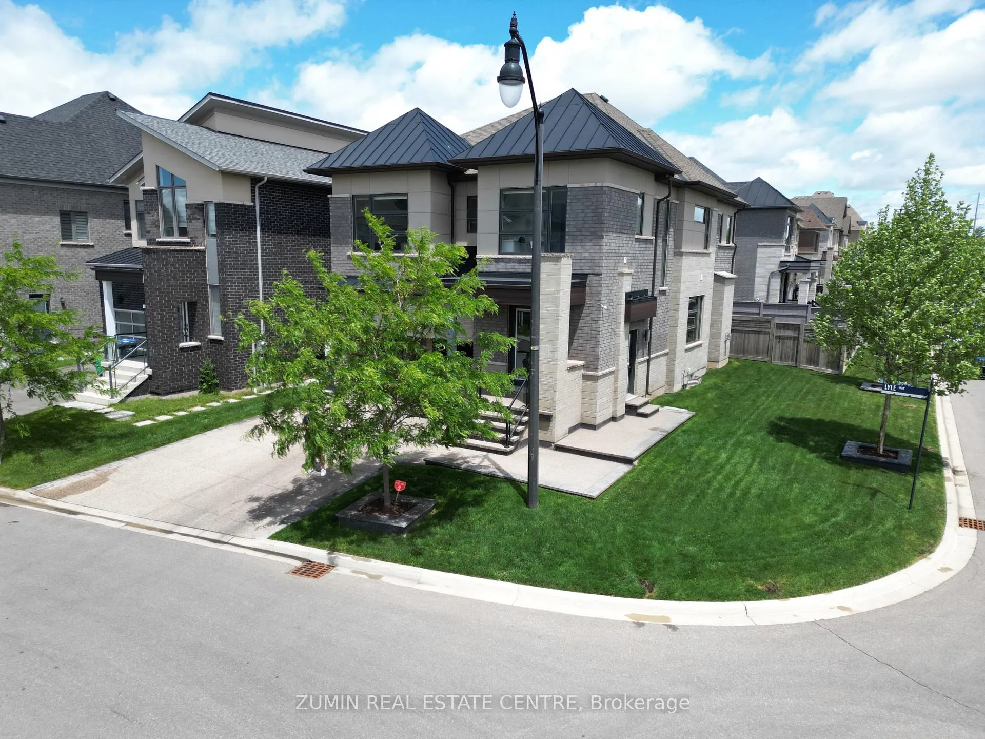 Photo 2 of 39 Lyle Way, Brampton, Credit Valley — HOMEH