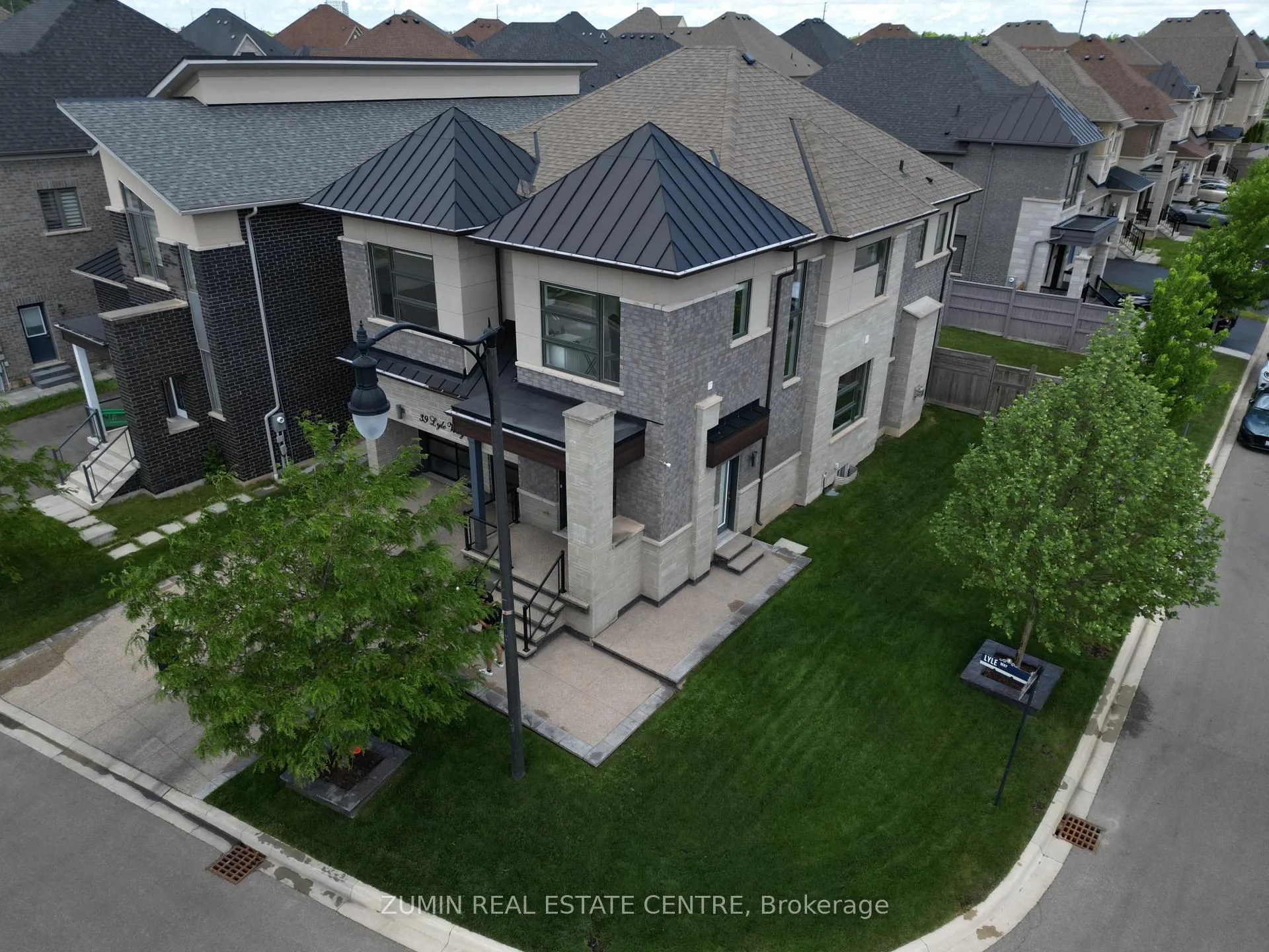 Photo 3 of 39 Lyle Way, Brampton, Credit Valley — HOMEH