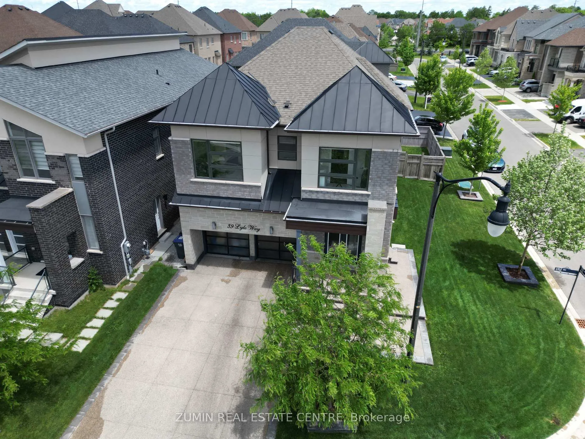 Photo 4 of 39 Lyle Way, Brampton, Credit Valley — HOMEH