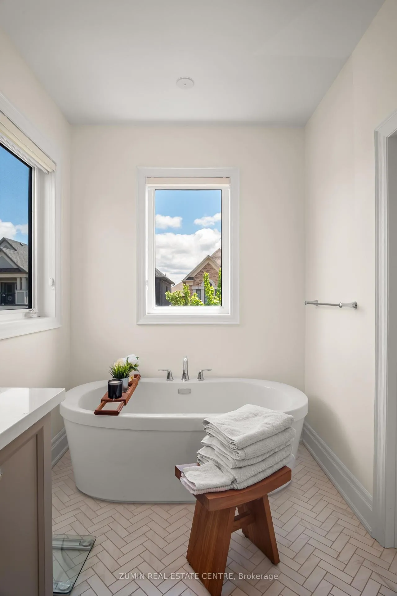 Photo 33 of 39 Lyle Way, Brampton, Credit Valley — HOMEH