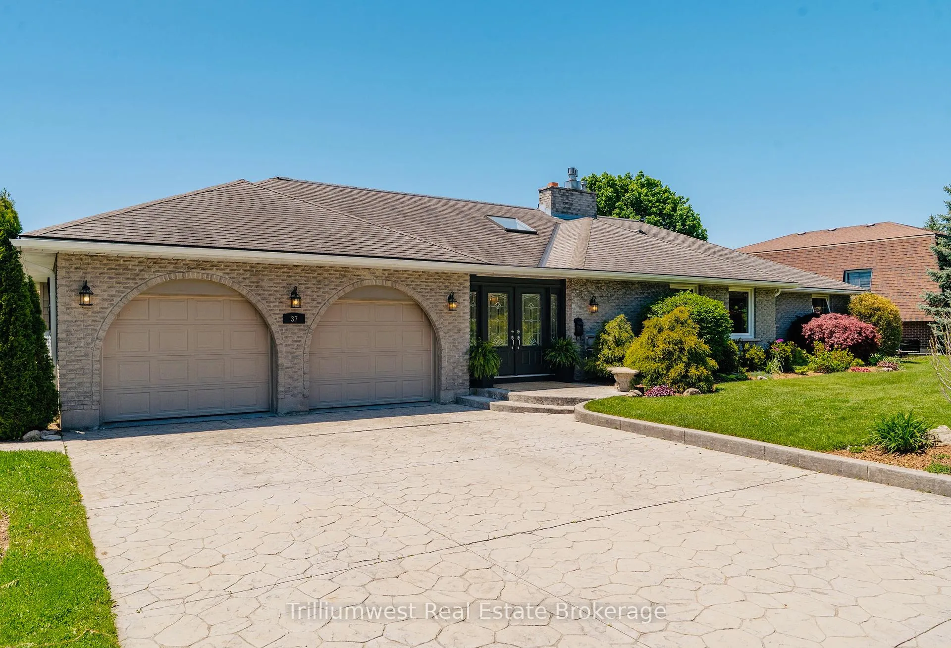 Photo 2 of 37 Blue Forest Crescent, Guelph/Eramosa, Rural Guelph/Eramosa East — HOMEH