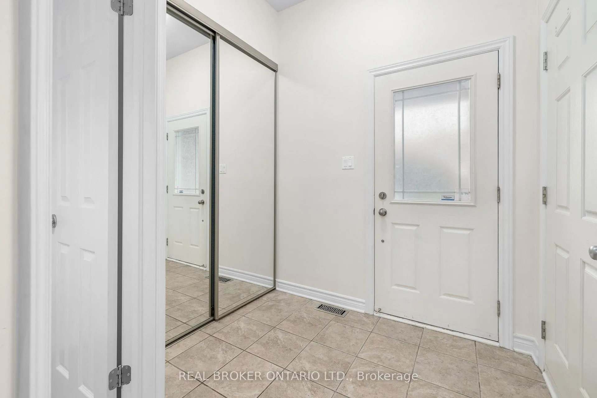 Photo 4 of 124 Silvermoon Crescent, Ottawa, Avalon East — HOMEH