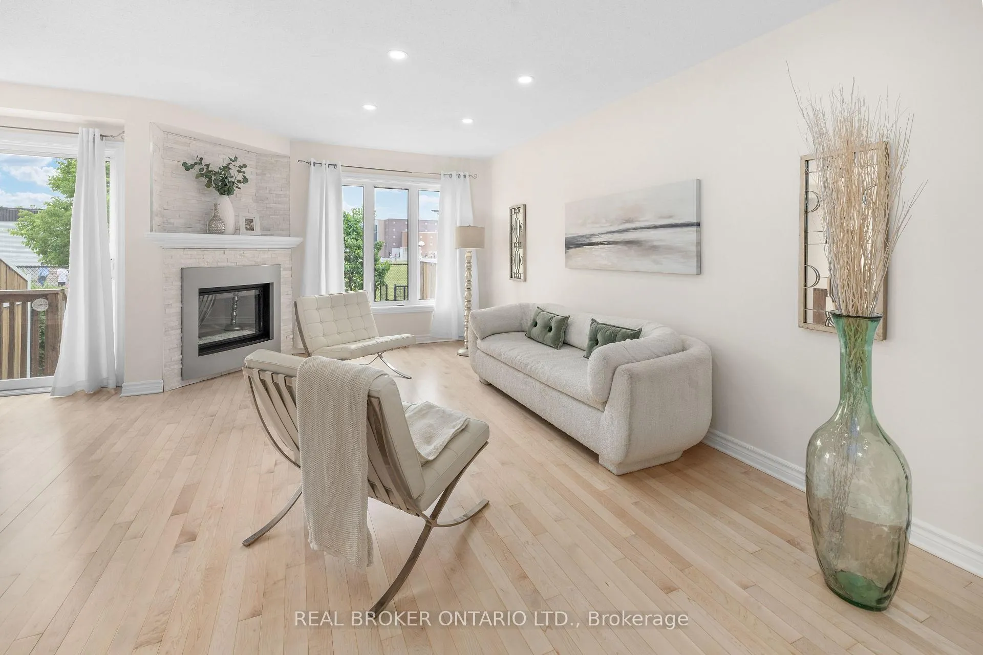 Photo 8 of 124 Silvermoon Crescent, Ottawa, Avalon East — HOMEH