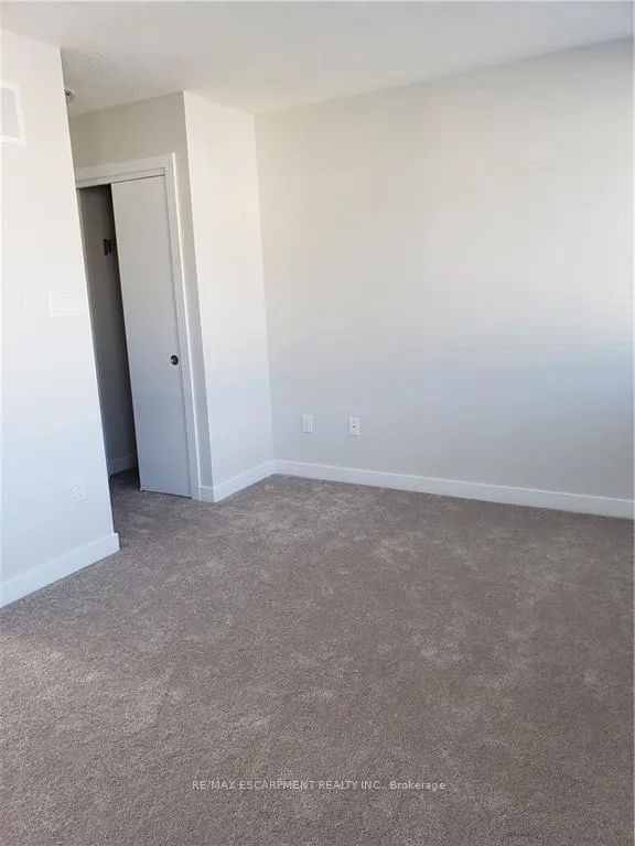 Photo 12 of 15 Muhollard Lane, Hamilton, Ancaster — HOMEH