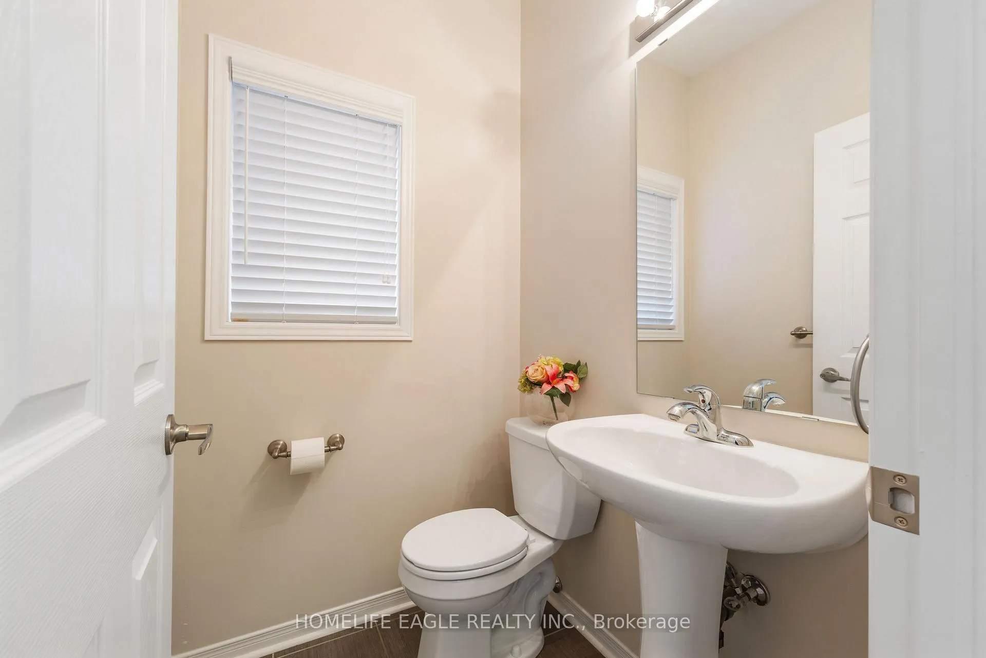 Photo 4 of 19 Gentile Circle, Vaughan, Elder Mills — HOMEH