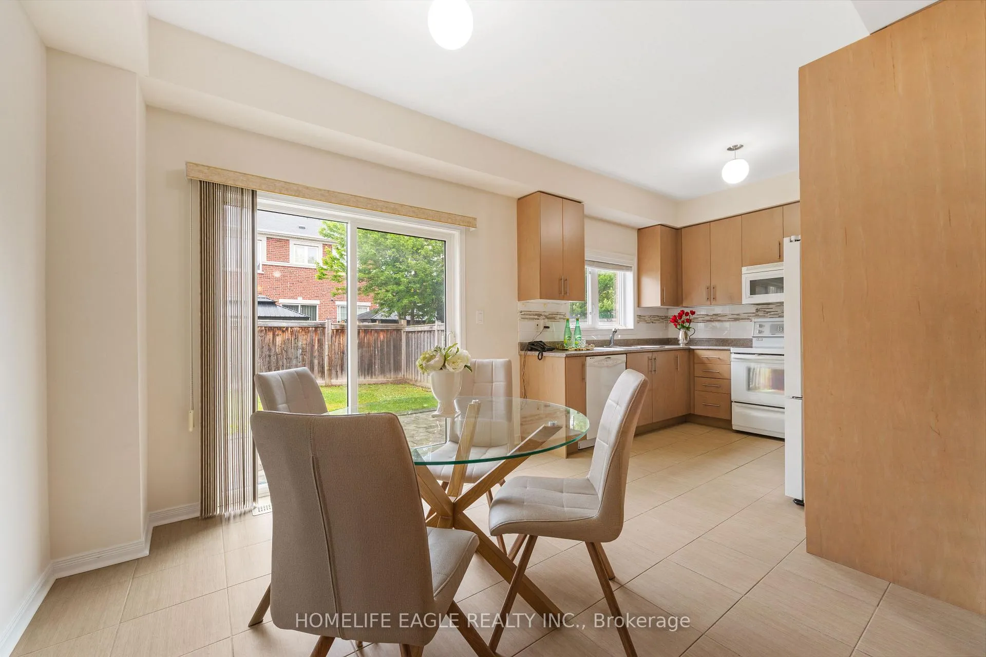 Photo 7 of 19 Gentile Circle, Vaughan, Elder Mills — HOMEH