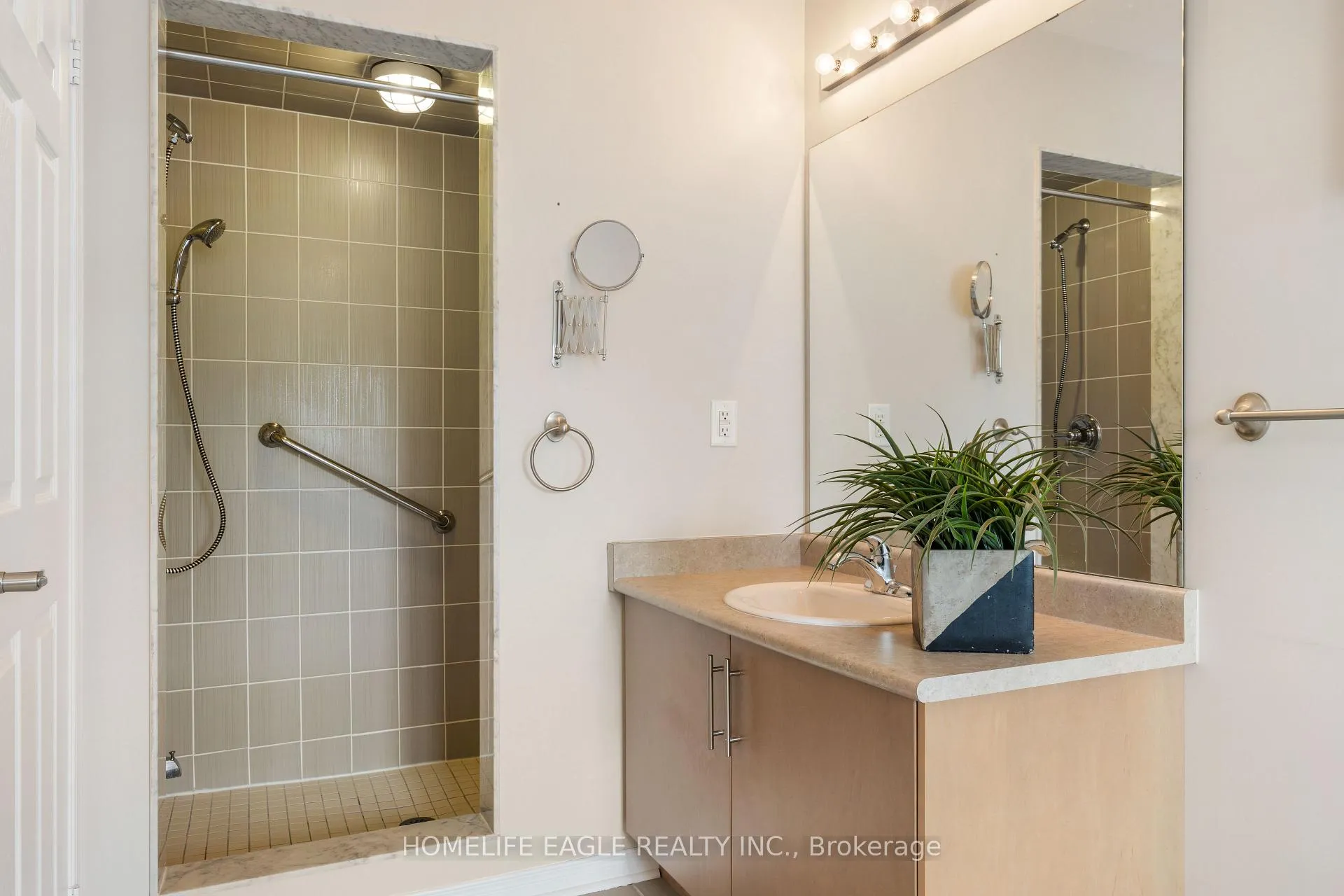 Photo 13 of 19 Gentile Circle, Vaughan, Elder Mills — HOMEH