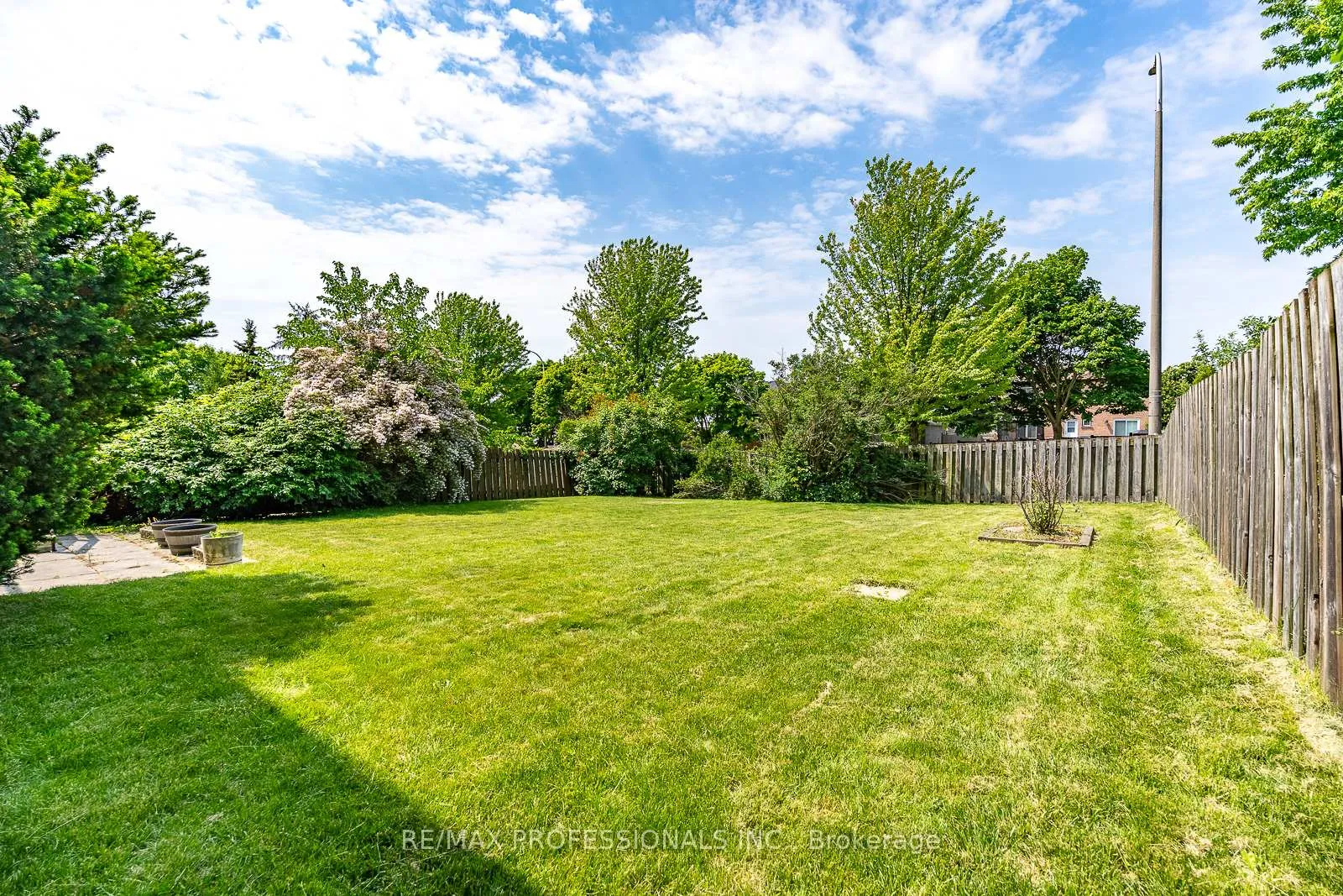 Photo 2 of 24 Hawkstone Crescent, Whitby, Blue Grass Meadows — HOMEH