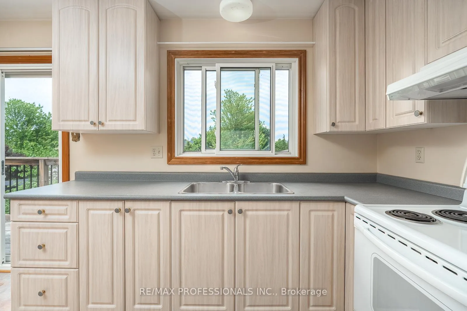 Photo 17 of 24 Hawkstone Crescent, Whitby, Blue Grass Meadows — HOMEH