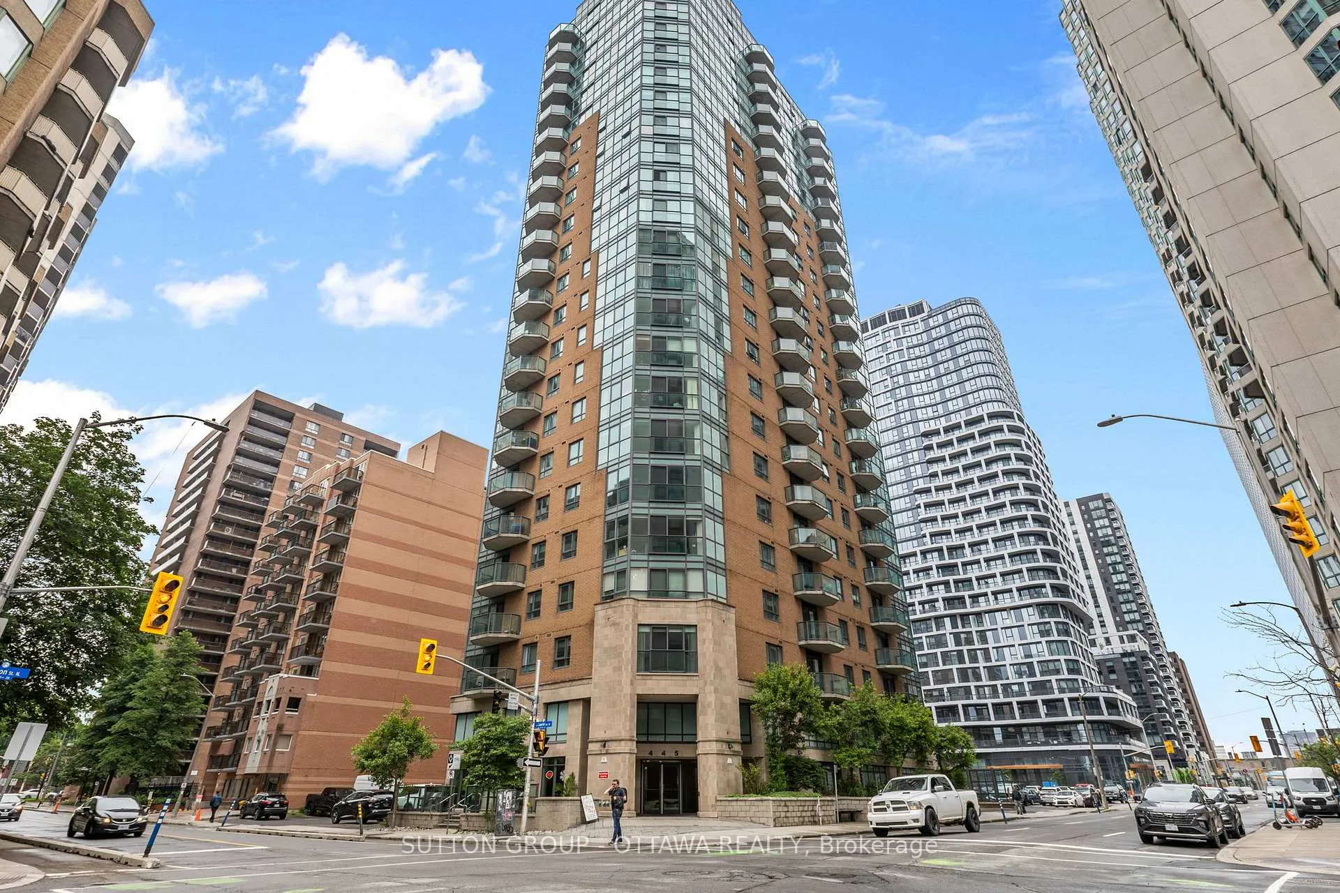 Front of Unit 905, 445 Laurier Avenue W