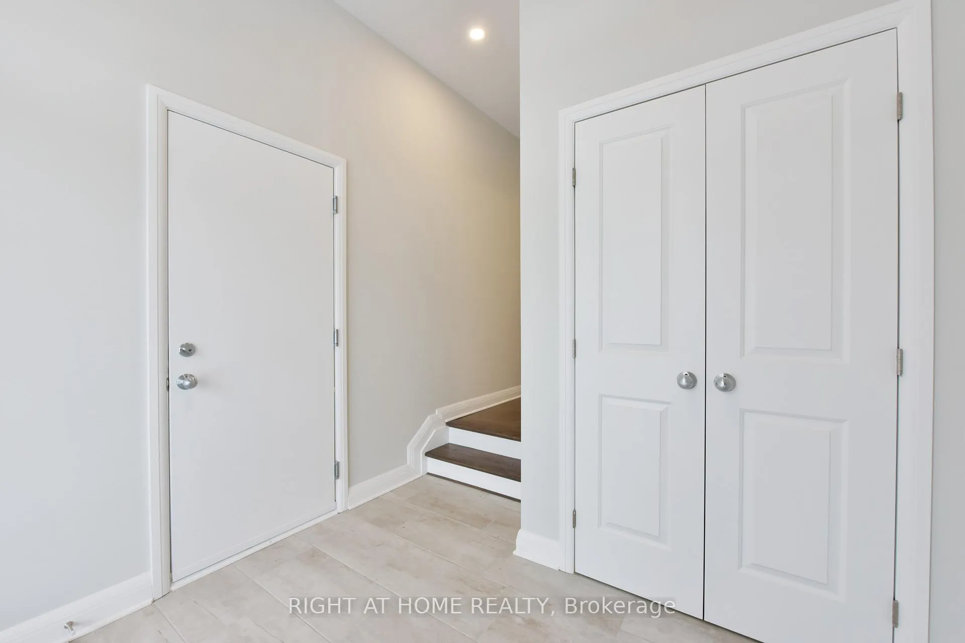 Photo 3 of 312 Wigwas Street, Ottawa, CFB Rockcliffe and Area — HOMEH