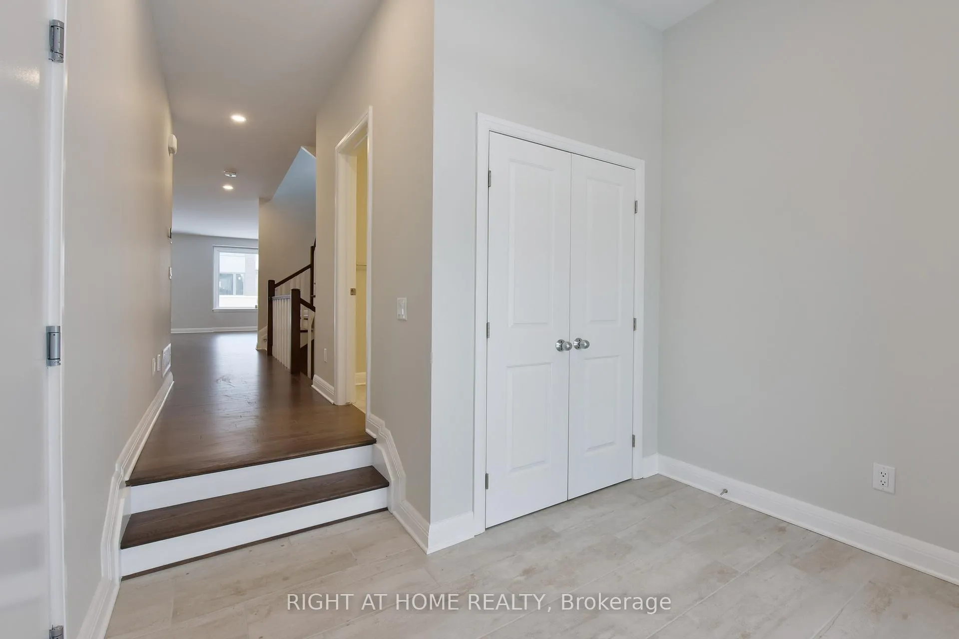 Photo 4 of 312 Wigwas Street, Ottawa, CFB Rockcliffe and Area — HOMEH