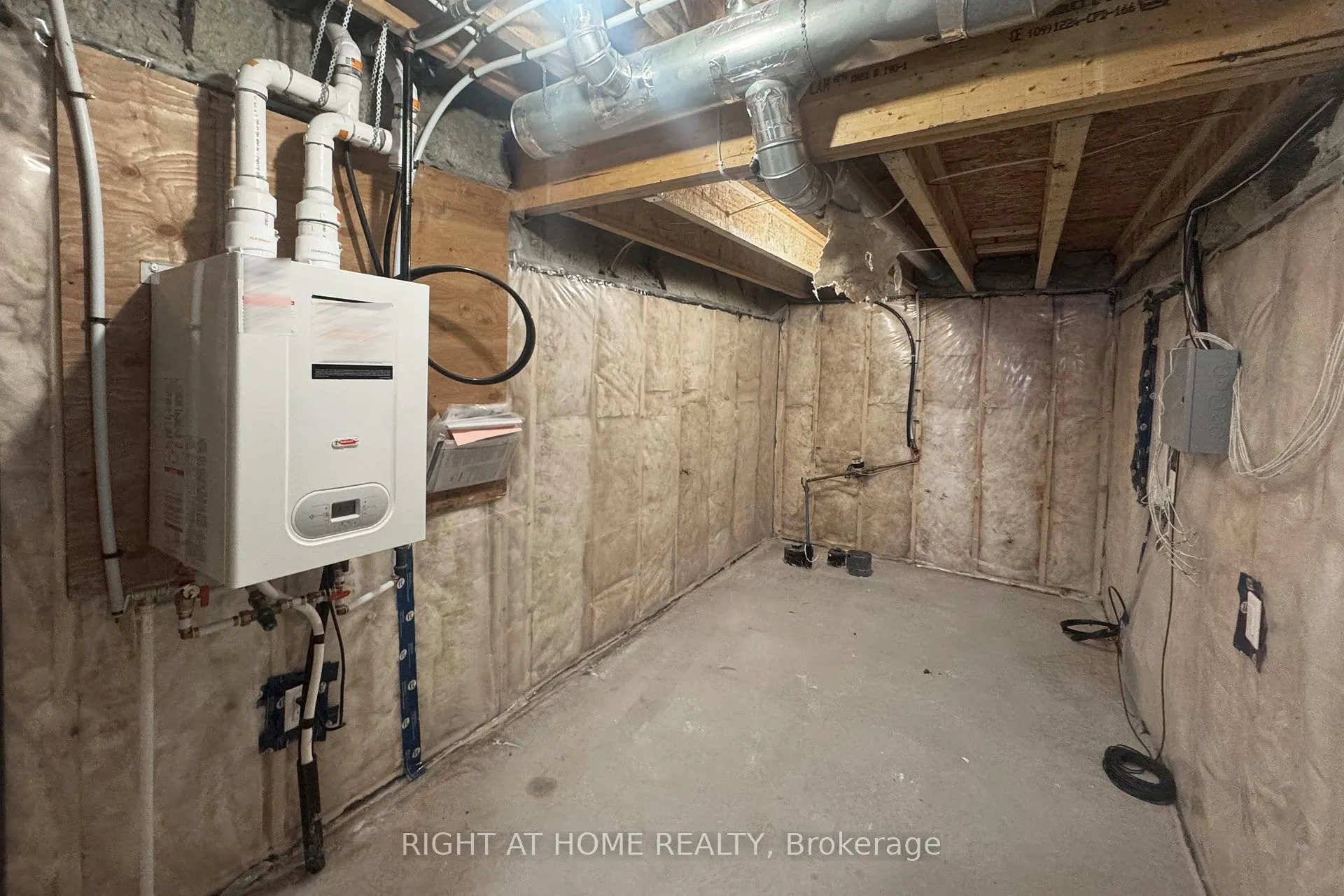 Photo 30 of 312 Wigwas Street, Ottawa, CFB Rockcliffe and Area — HOMEH