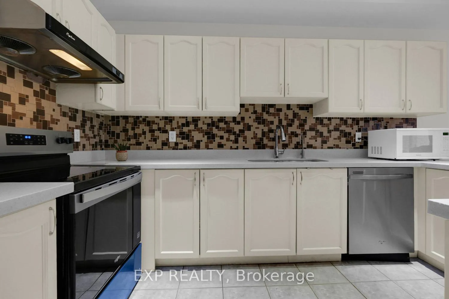 Photo 6 of 24 Williams Street, Markham, Berczy — HOMEH