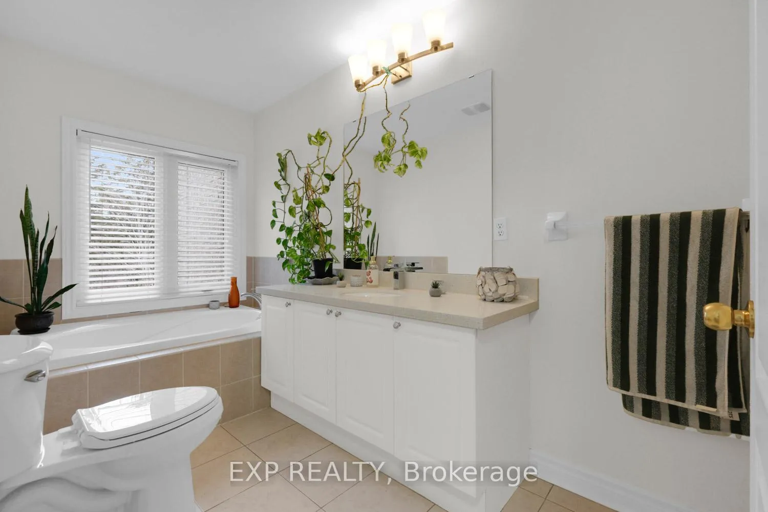 Photo 12 of 24 Williams Street, Markham, Berczy — HOMEH