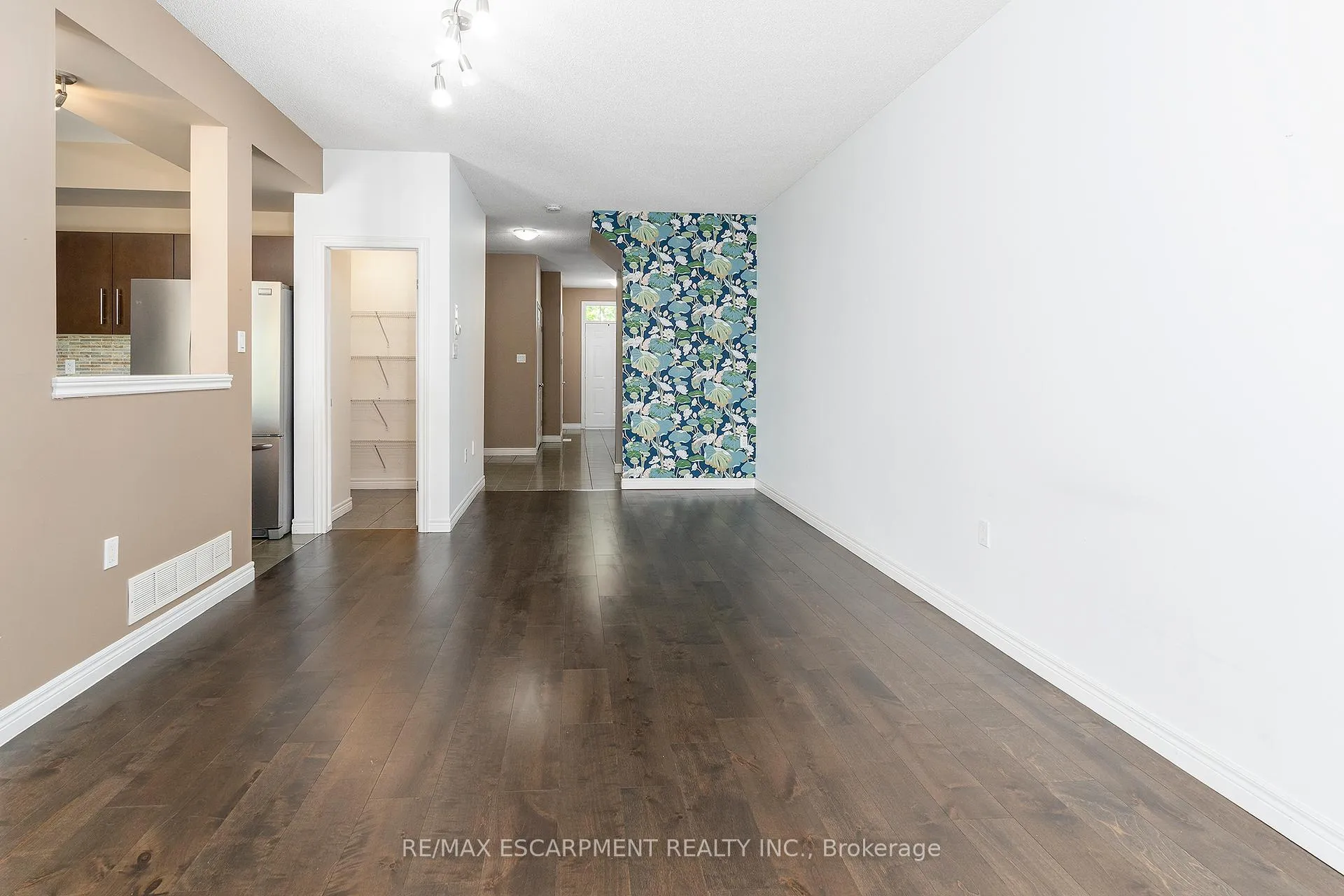 Photo 4 of 84 Myers Lane, Hamilton, Ancaster — HOMEH