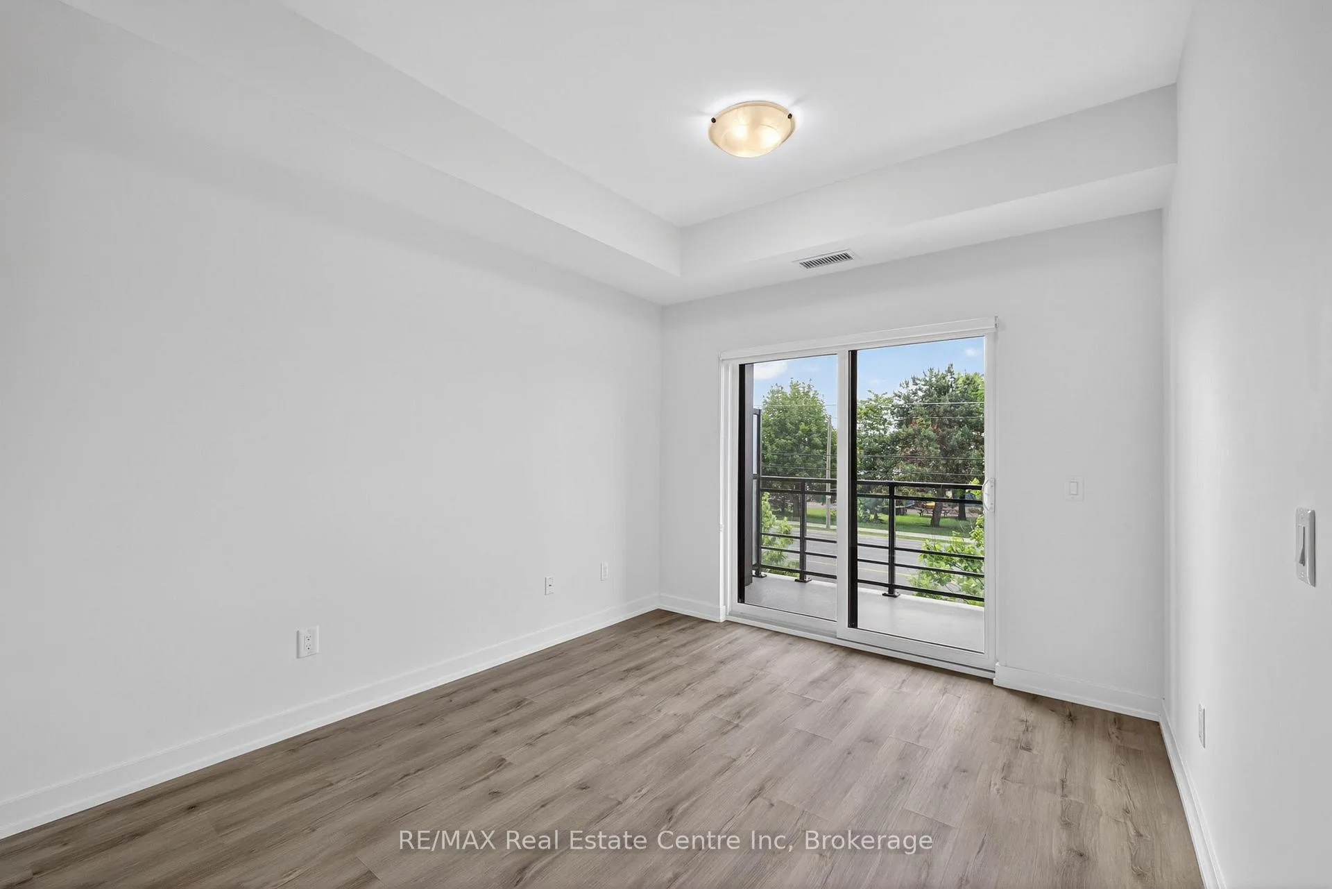 Photo 16 of 251 Northfield Drive, Waterloo — HOMEH