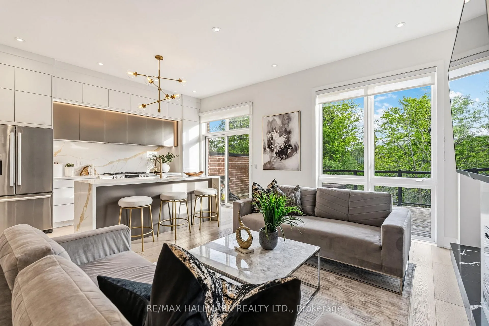 Photo 3 of 46 Crestridge Drive, Vaughan, Patterson — HOMEH