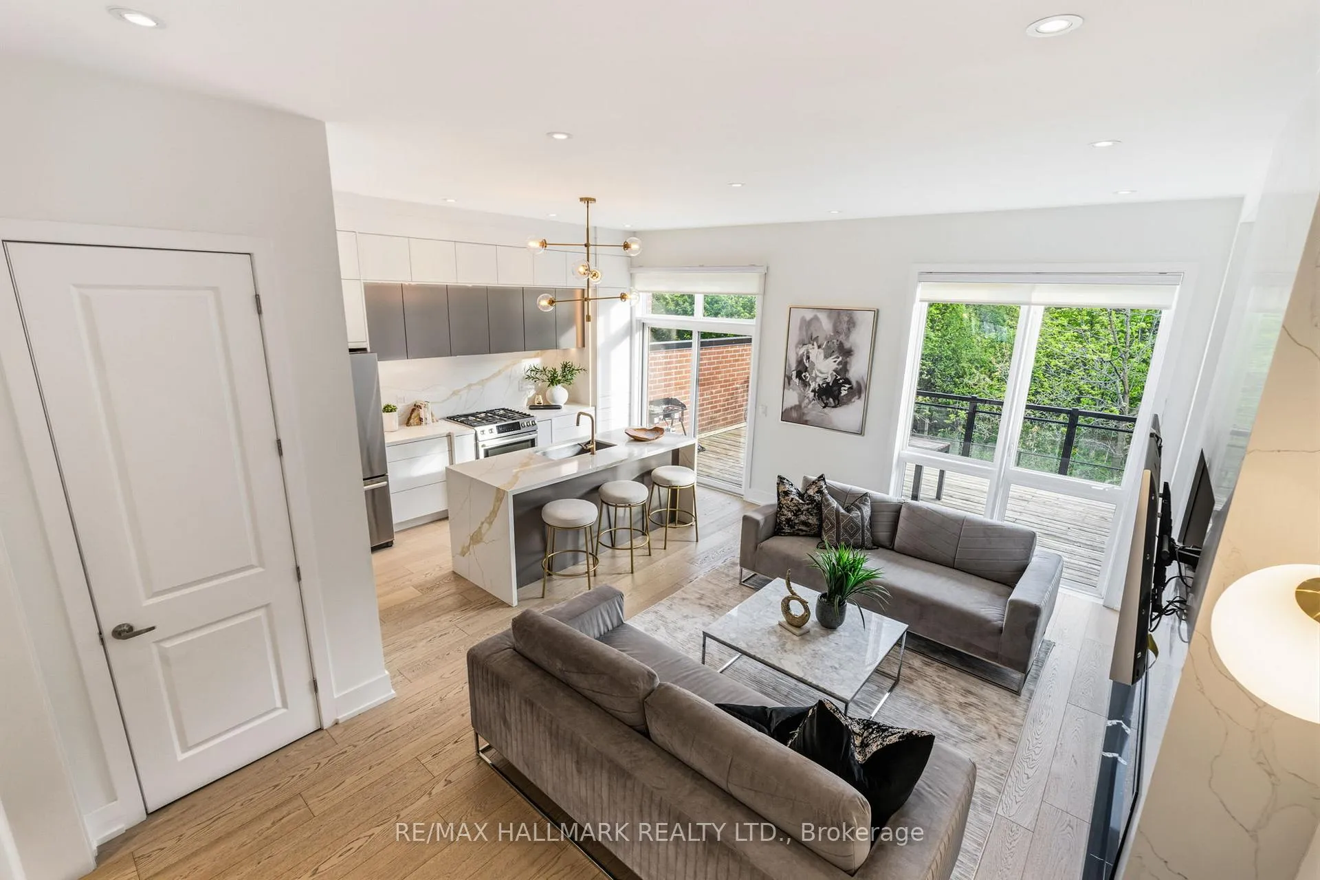 Photo 4 of 46 Crestridge Drive, Vaughan, Patterson — HOMEH