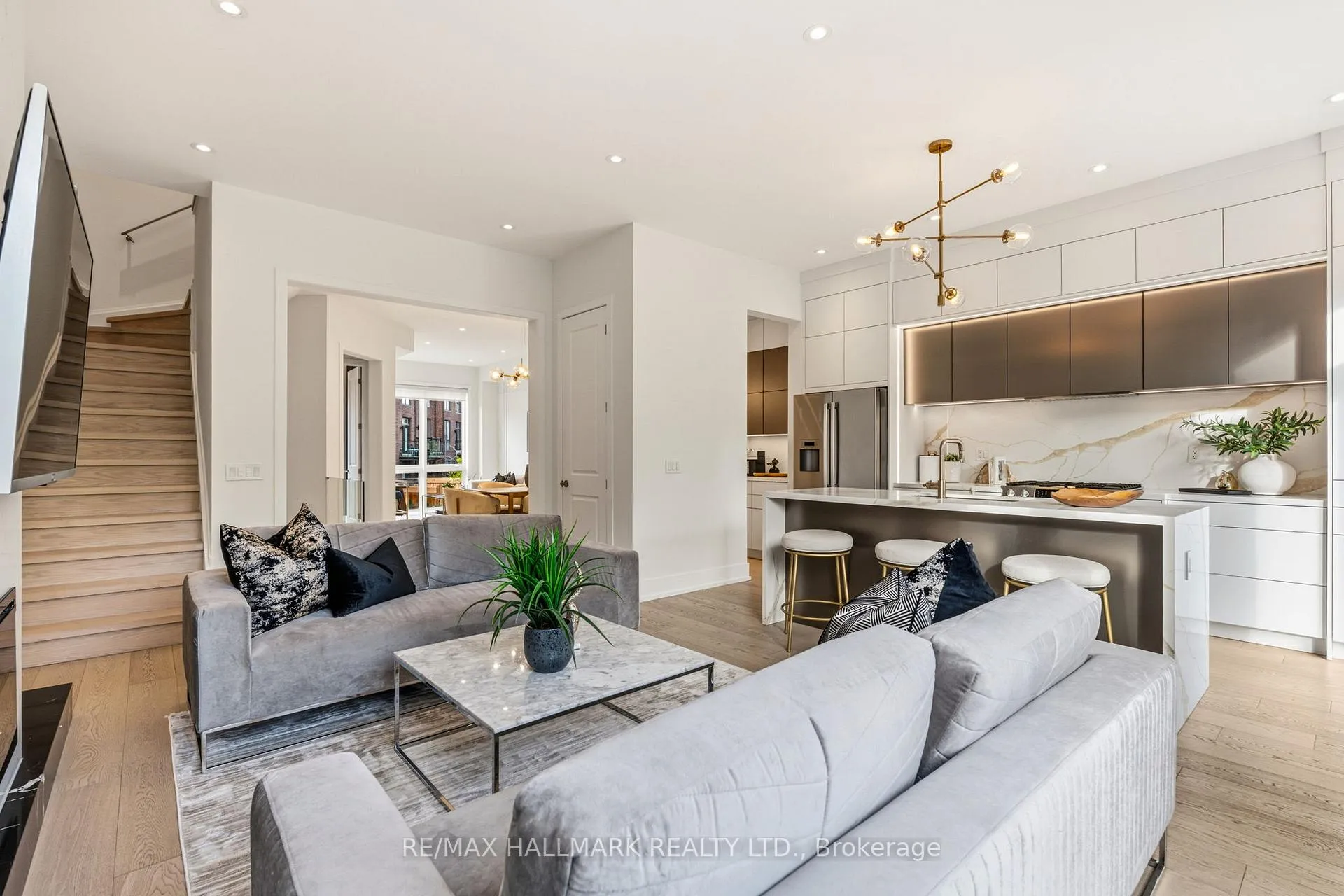 Photo 8 of 46 Crestridge Drive, Vaughan, Patterson — HOMEH